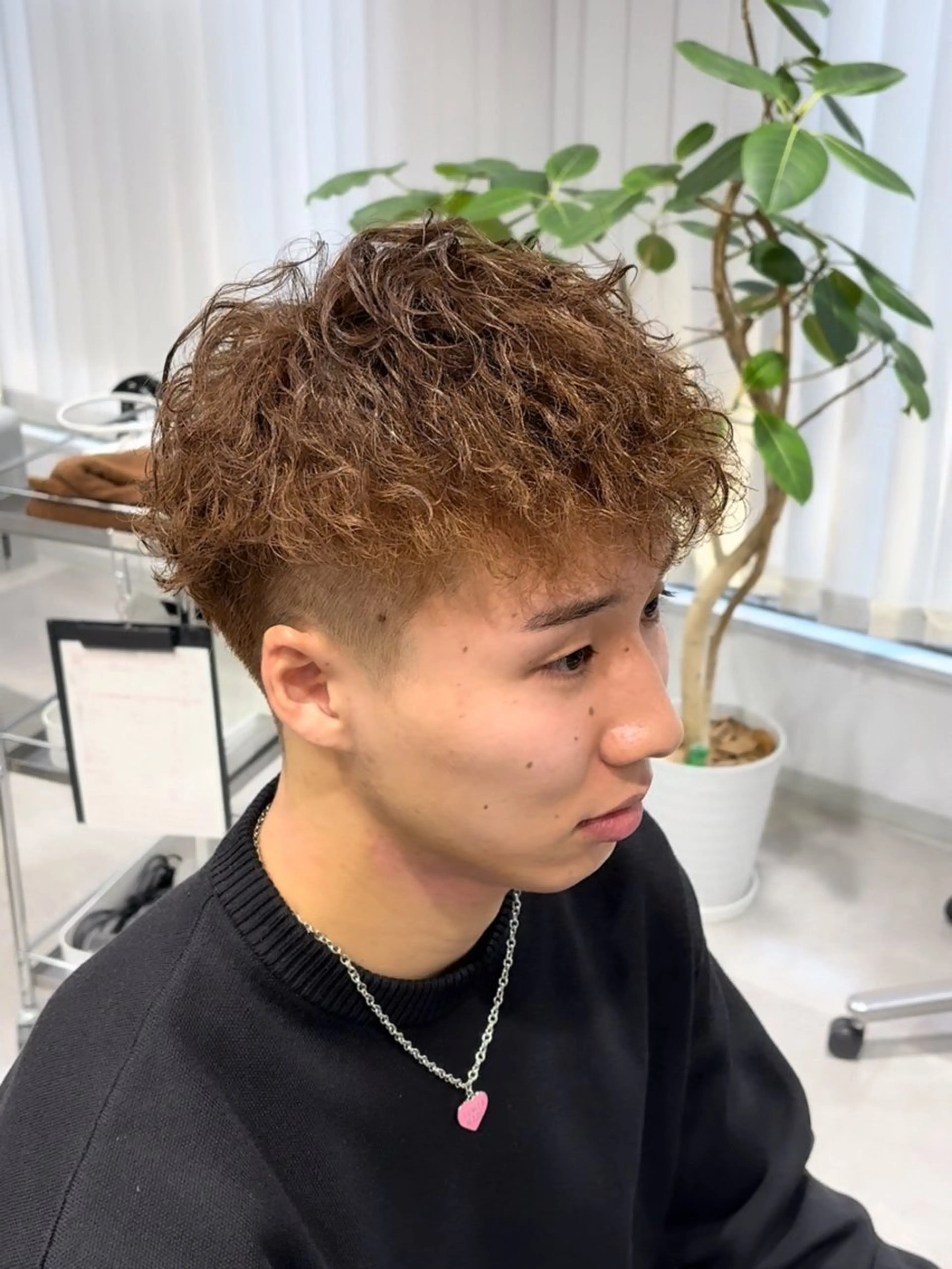 ショート カラー パーマ メンズ フェードカット メンズパーマ スペインカール Hair&Make Allureのヘアスタイル