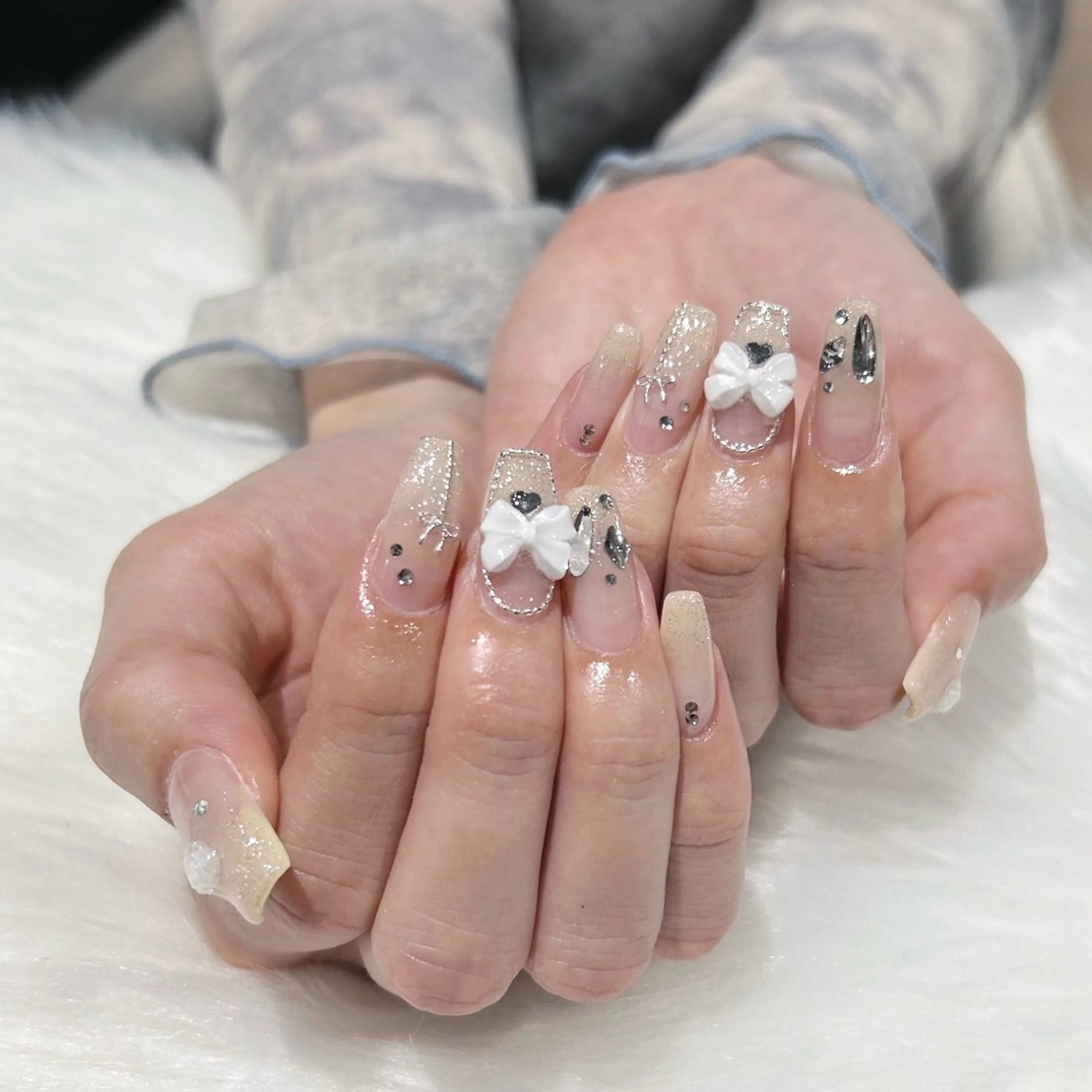 ネイル ガーリー グラデーション キラキラネイル リボン ワンホンネイル ハンドネイル ぷりゅねる 心斎橋のネイルデザイン