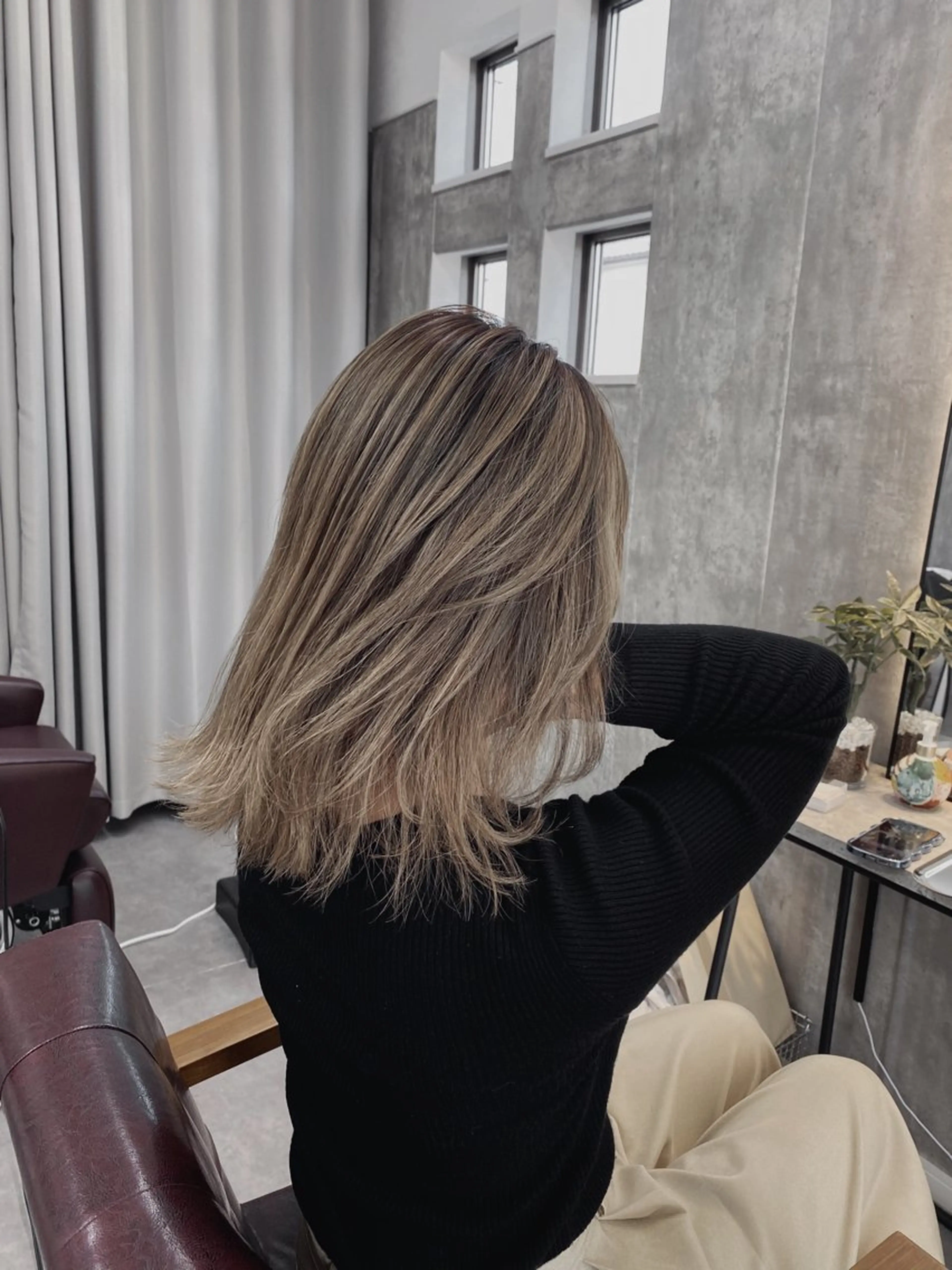 セミロング カラー バレイヤージュ 透明感カラー 外国人風カラー レイヤーカット 1席のみの 美容室IKKIのヘアスタイル