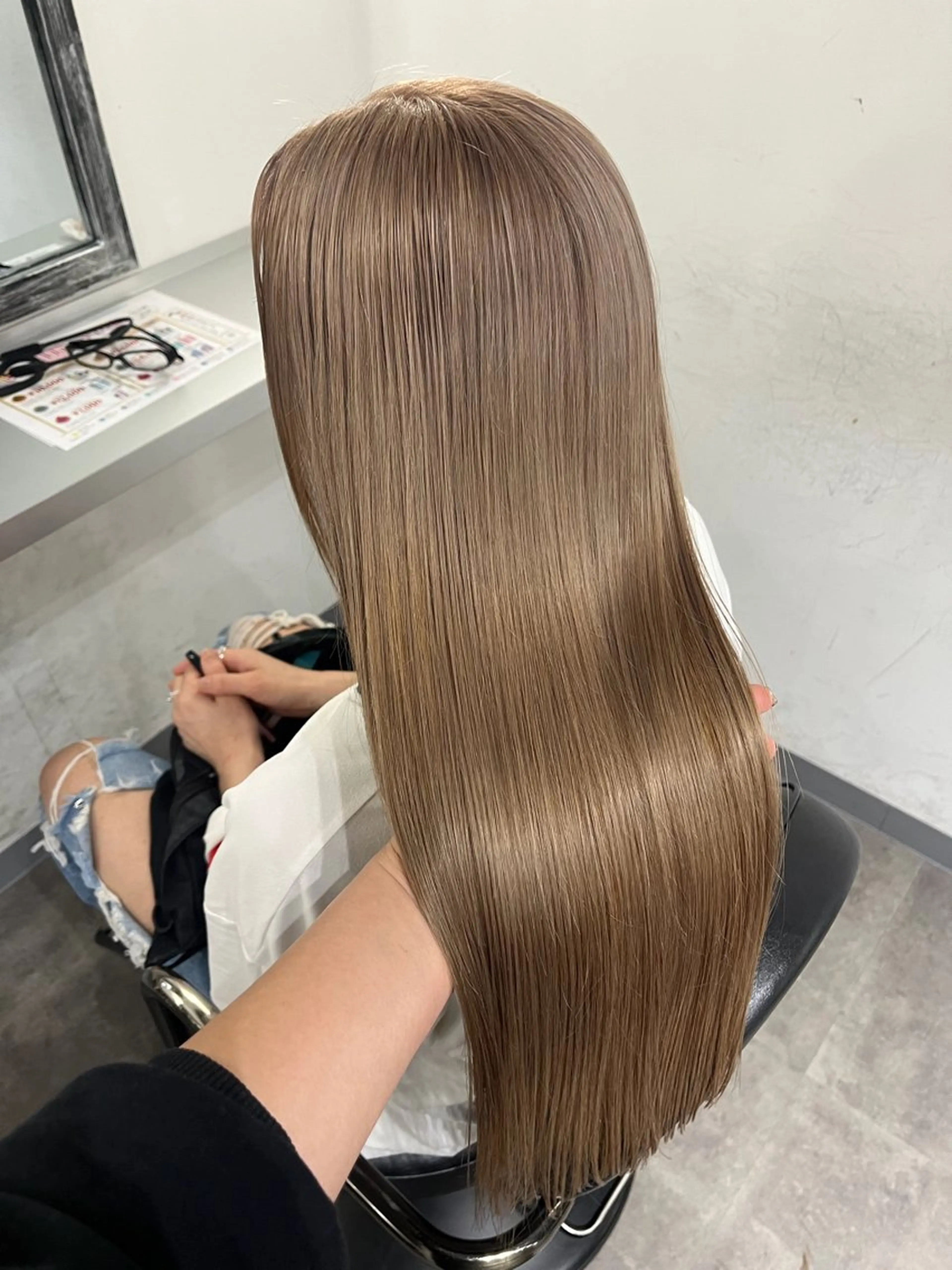 ロング カラー ベージュカラー ブリーチ 泉澤 風花のヘアスタイル