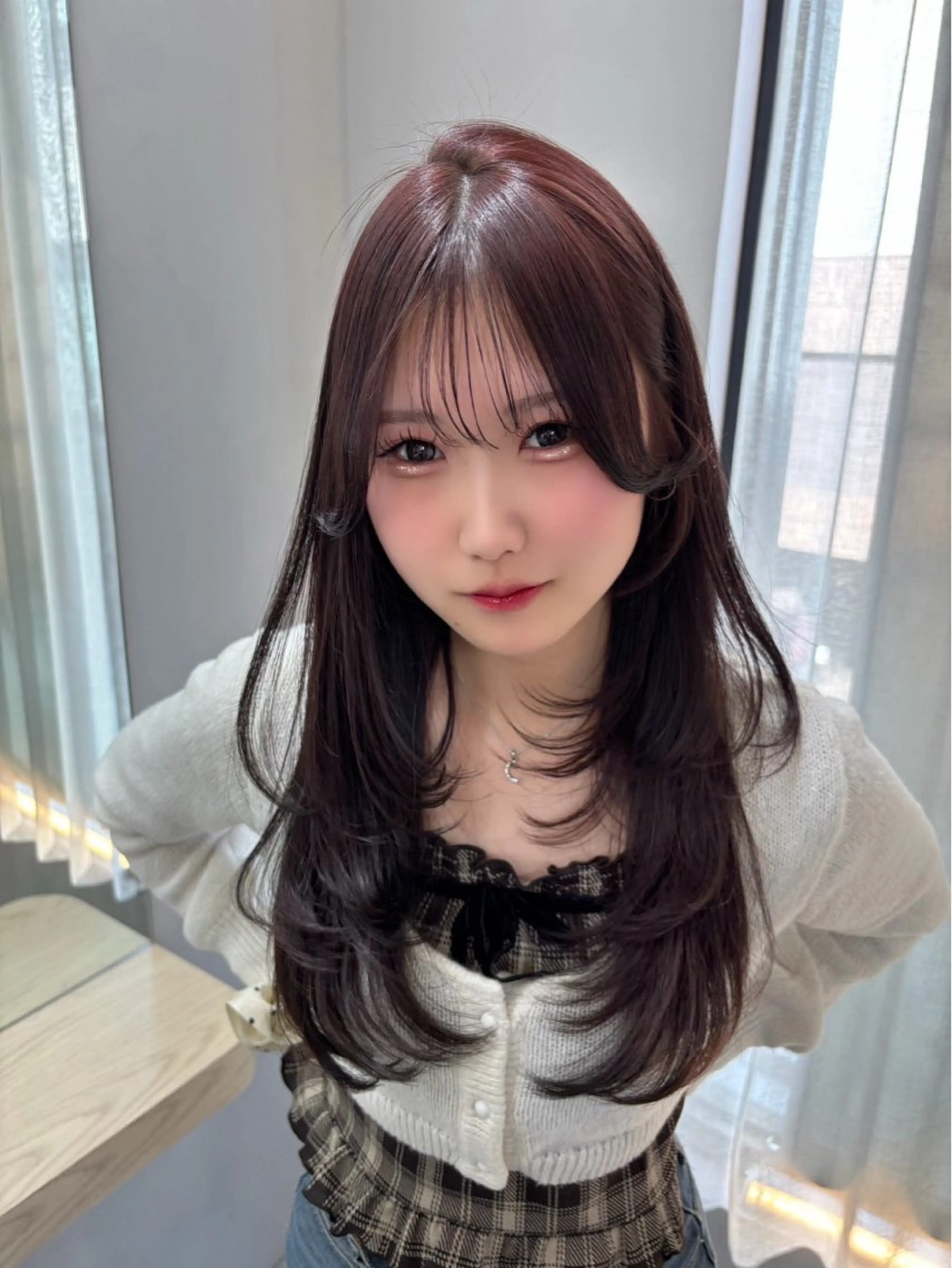 ミディアム チョコレートブラウン くびれヘア 卒業式のヘアスタイル 学生 韓国風ヘア ヘアカラー RYOTA レイヤー 中明度カラー/縮毛のヘアスタイル