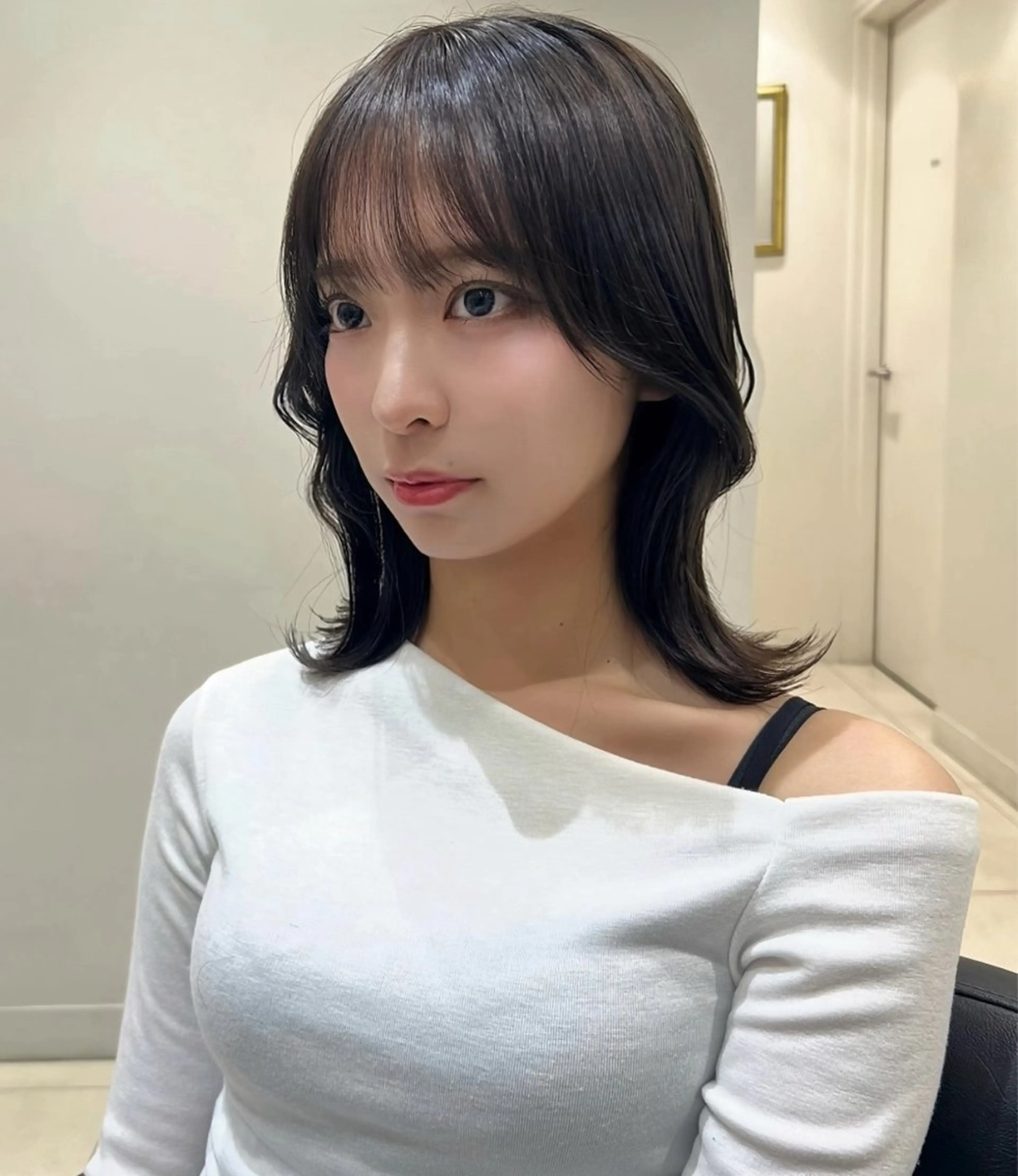 ミディアム カラー フォギーグレージュ グレージュ 艶髪×盛れる顔まわり 🫧新宿/SHOKIのヘアスタイル