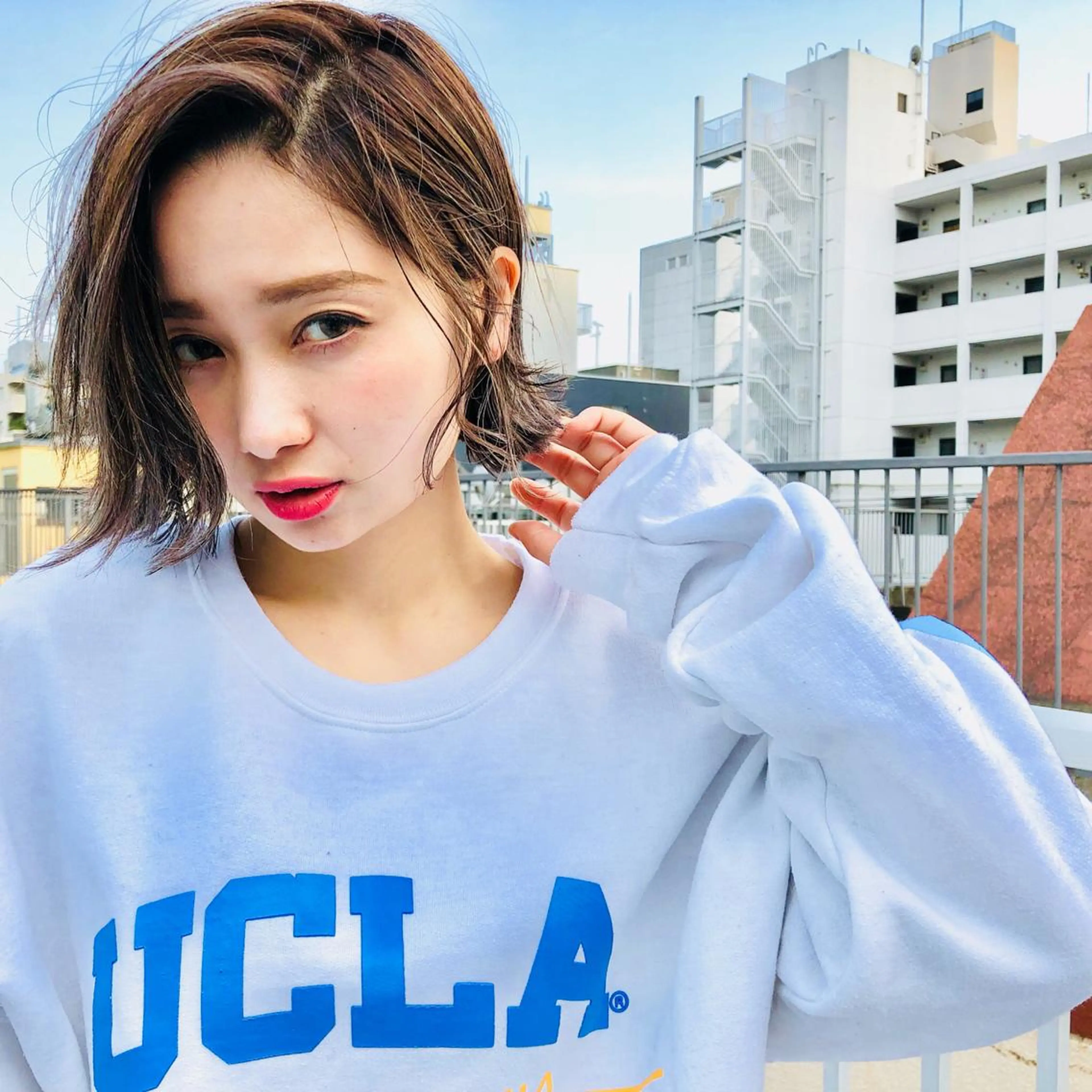 ショート カラー パーマ ヘアアレンジ 顔周りレイヤー/韓国 ブリーチminamiのヘアスタイル