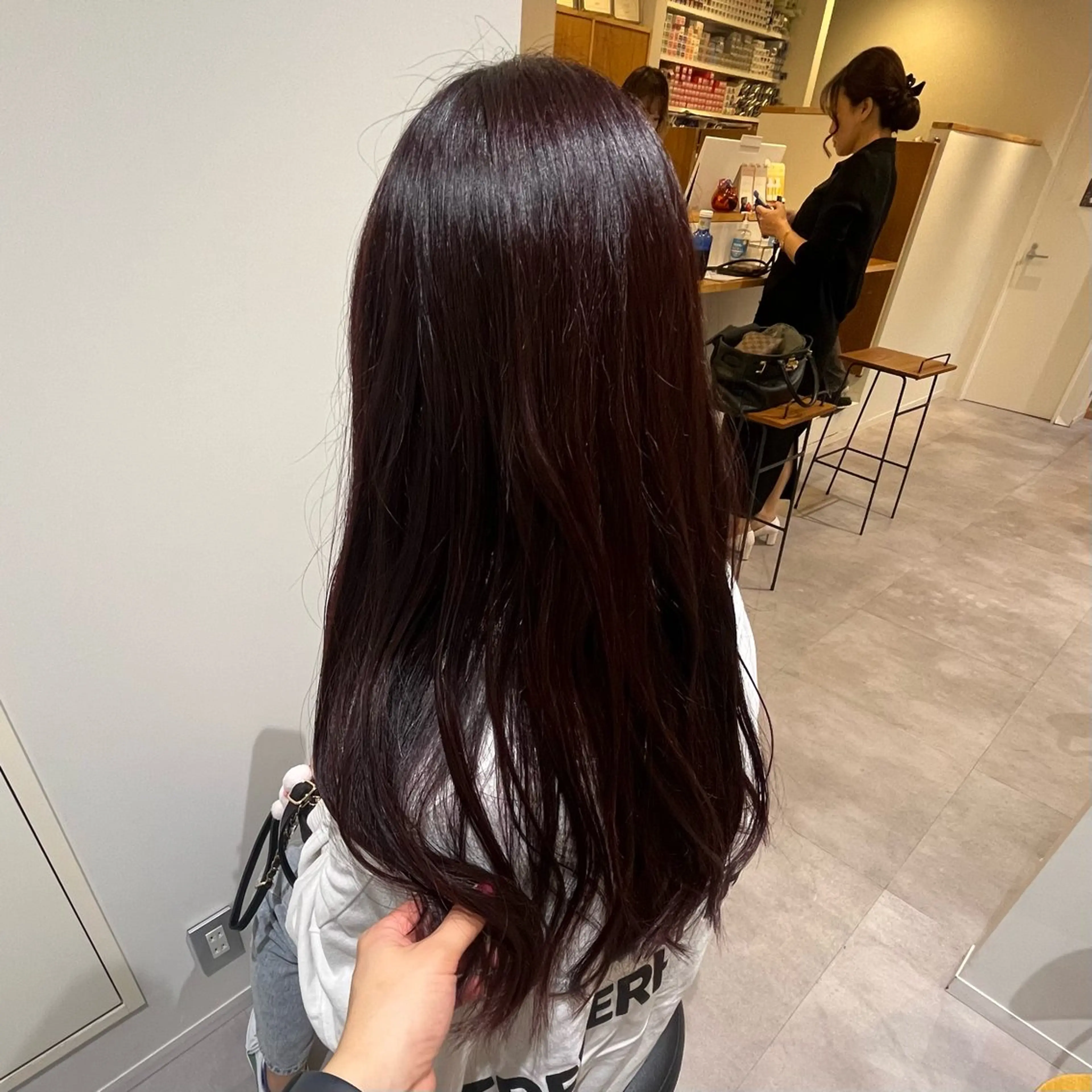 ロング カラー ボルドーカラー 安田 佳純歩のヘアスタイル