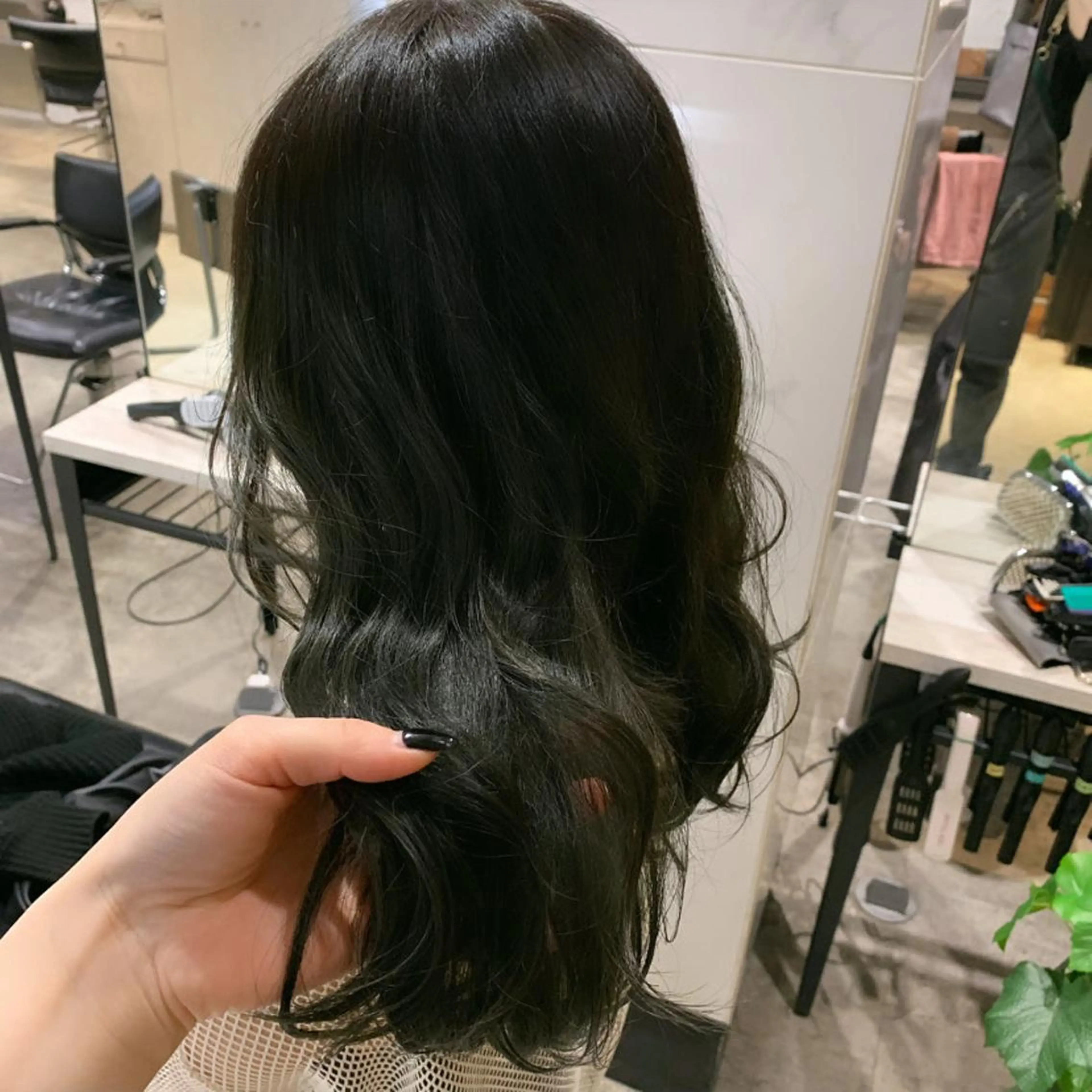 ロング カラー グレージュ オリーブグレージュ オリーブグレー もてぎさやか👩🏻 🪄巻ける縮毛矯正のヘアスタイル