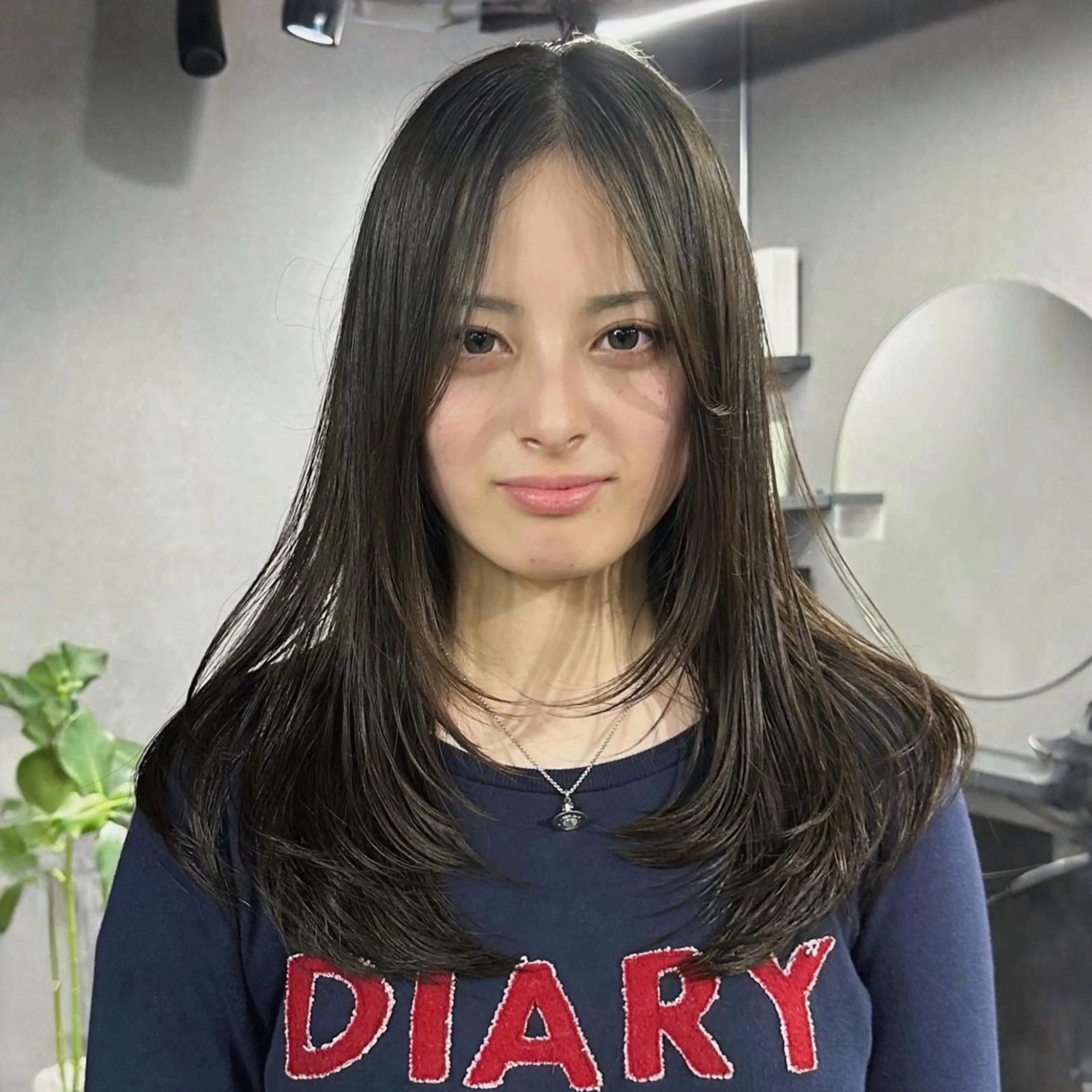 セミロング カラー ベージュカラー 透明感カラー オリーブベージュ レイヤーカット カット ヘアカラー トリートメント マエダルイ🌐 レイヤースタイルのヘアスタイル