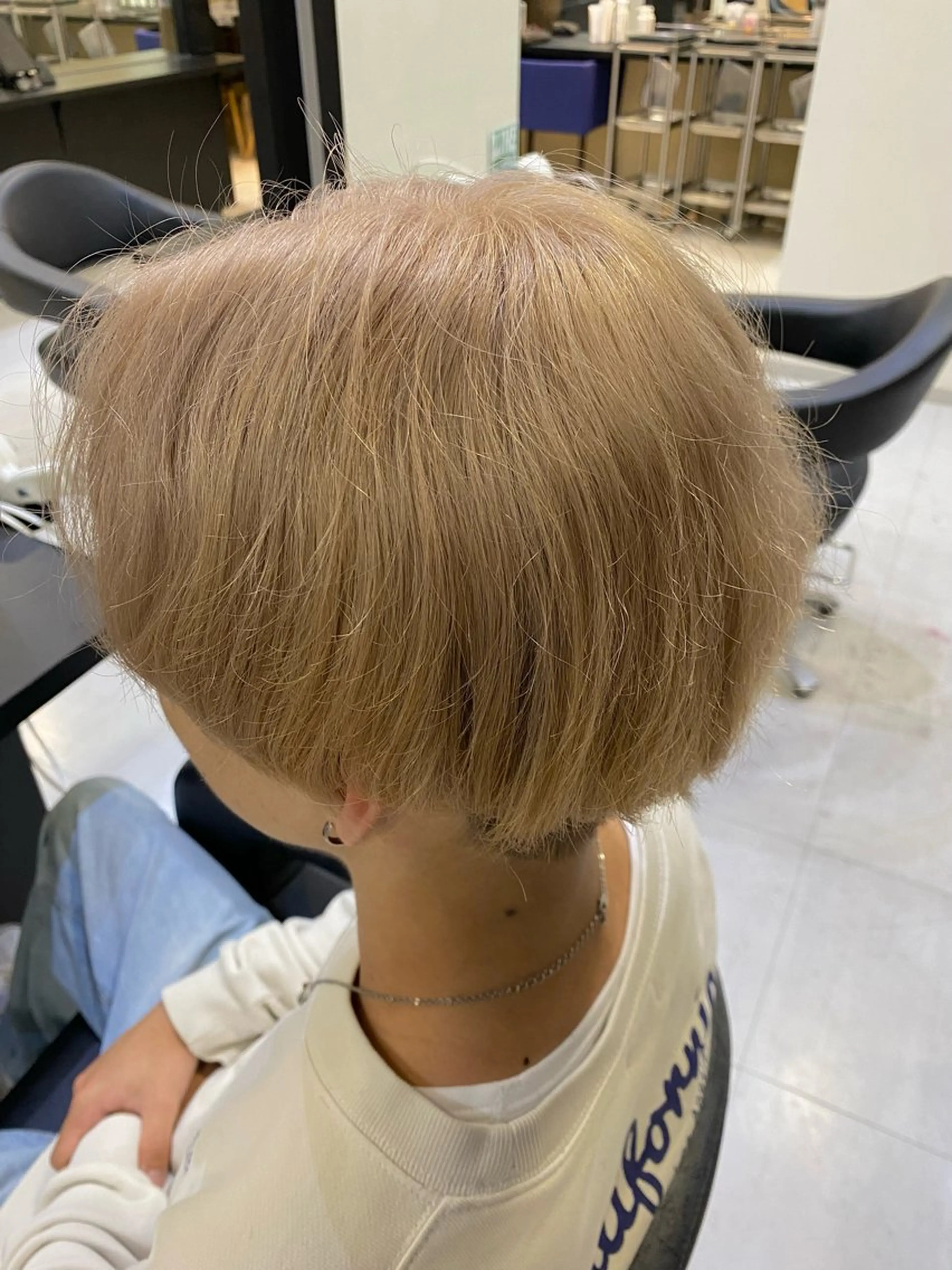 ショート カラー メンズ 抜きっぱなしブロンド 諸岡 玲のヘアスタイル