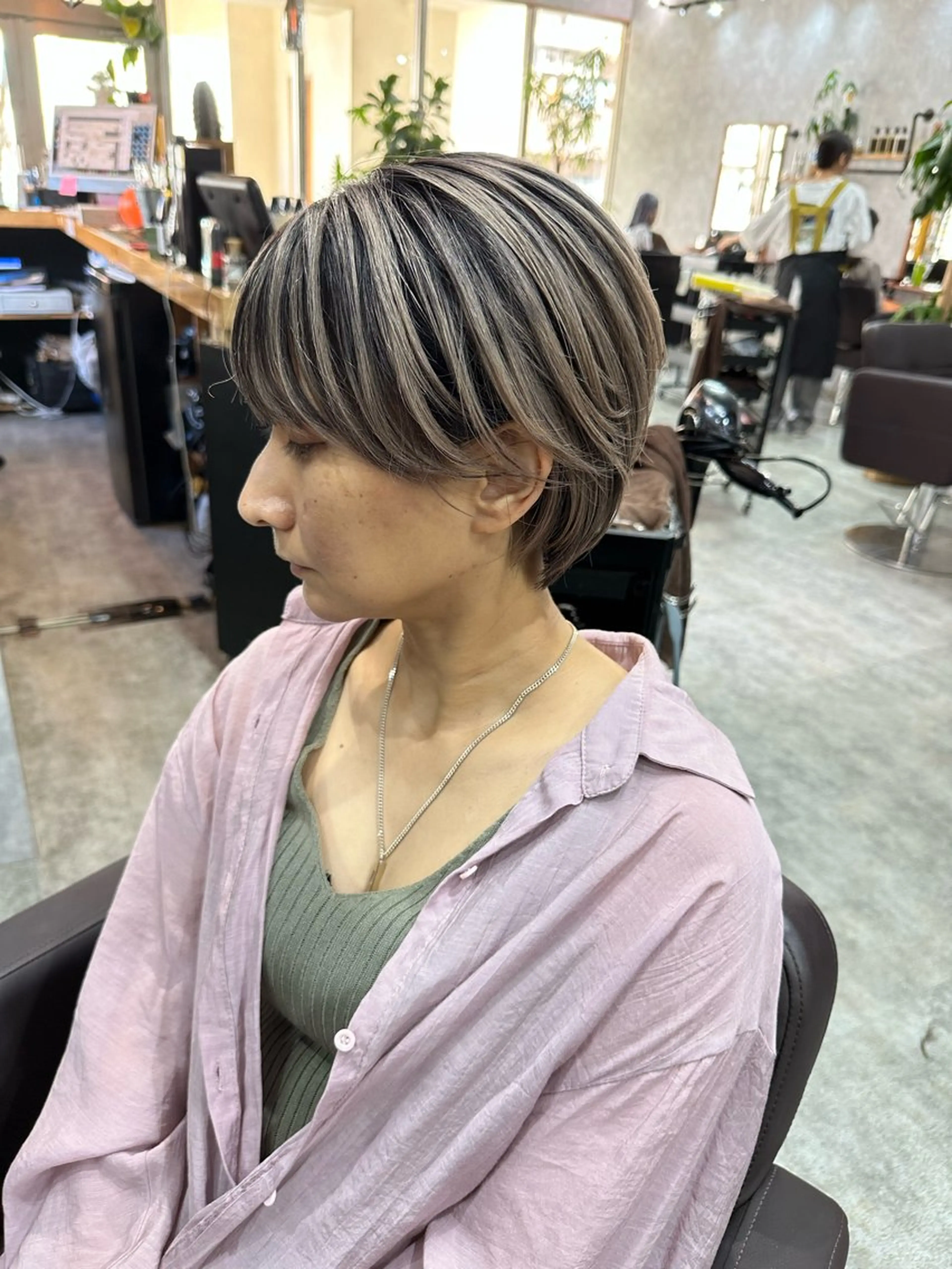 ショート 切りっぱなしボブ ショートボブ ハンサムショート 丸みショート ボブ カット ヘアカラー トリートメント モテ髪/ボブ/ショー ト/アダチフウトのヘアスタイル