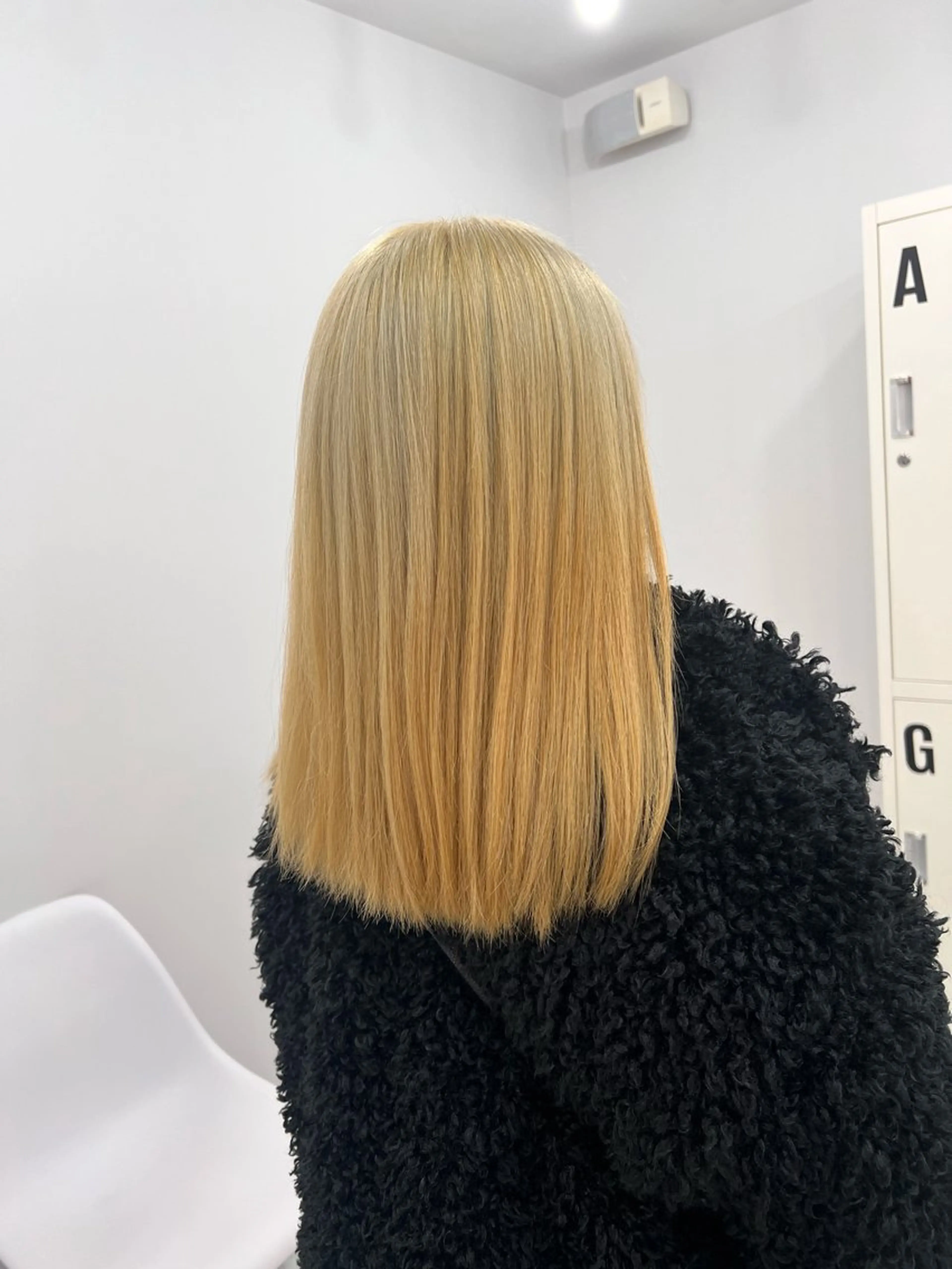 セミロング カラー ブリーチ 抜きっぱなしブロンド ダブルカラー 髪質改善 レイヤーカット カット ヘアカラー トリートメント 🌿海山龍馬🌿前髪 /顔まわり/レイヤーのヘアスタイル