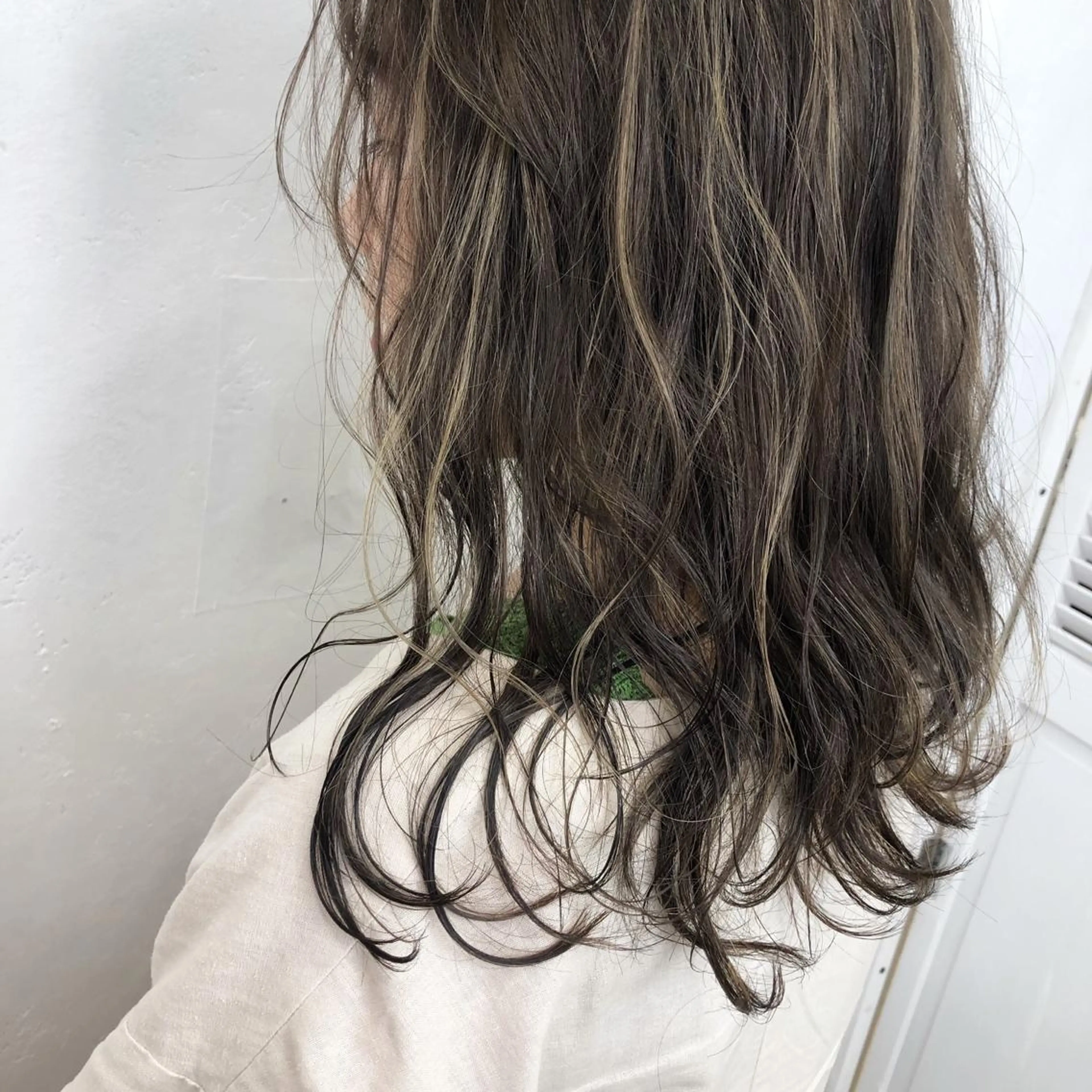 セミロング カラー ハイライトカラー ハイライト ヘアカラー トリートメント ブリーチカラーレイヤ ーカット🦋annaのヘアスタイル