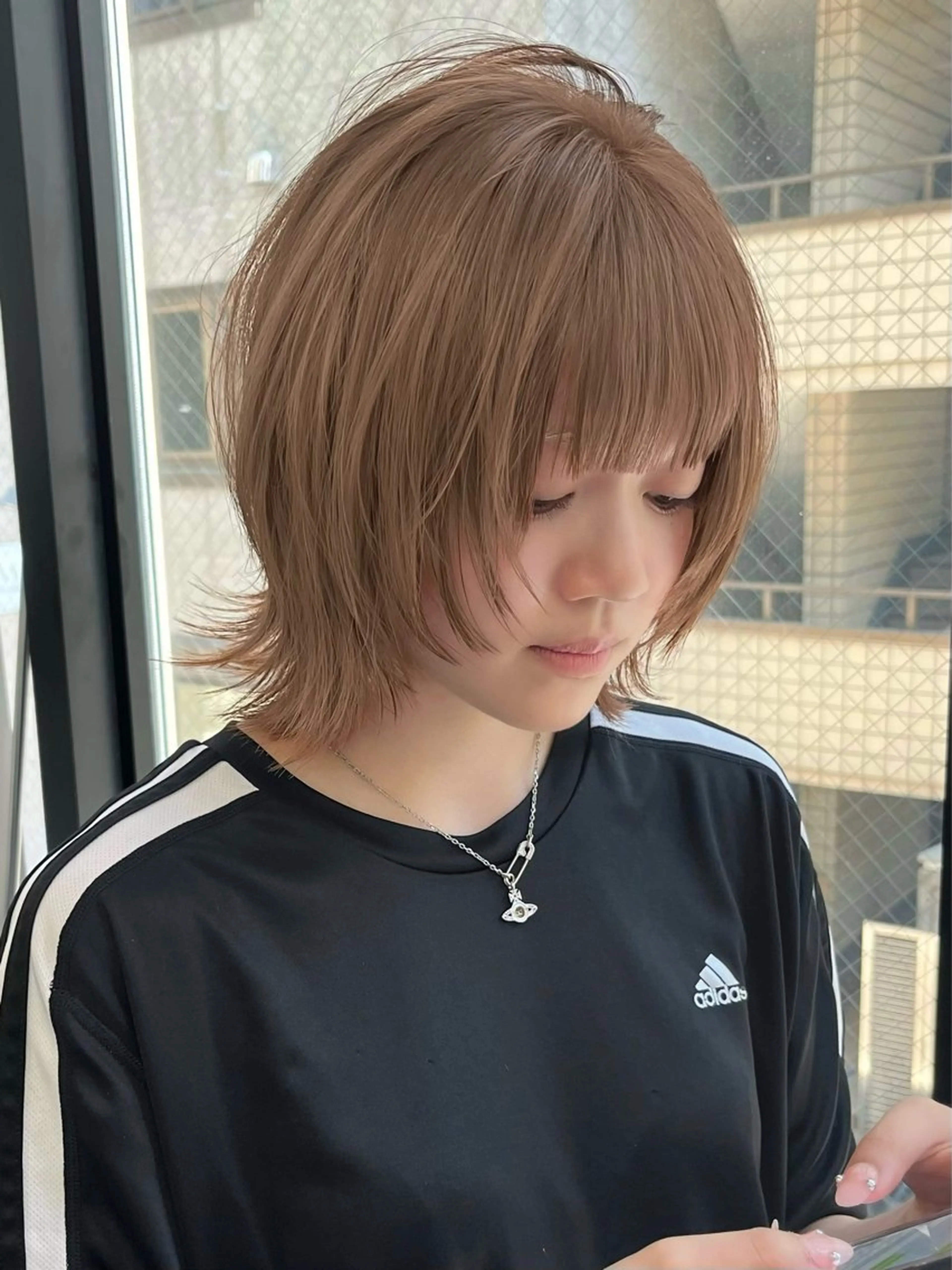 セミロング カラー イツク ⚡️ ルーツ/ハイトーンのヘアスタイル