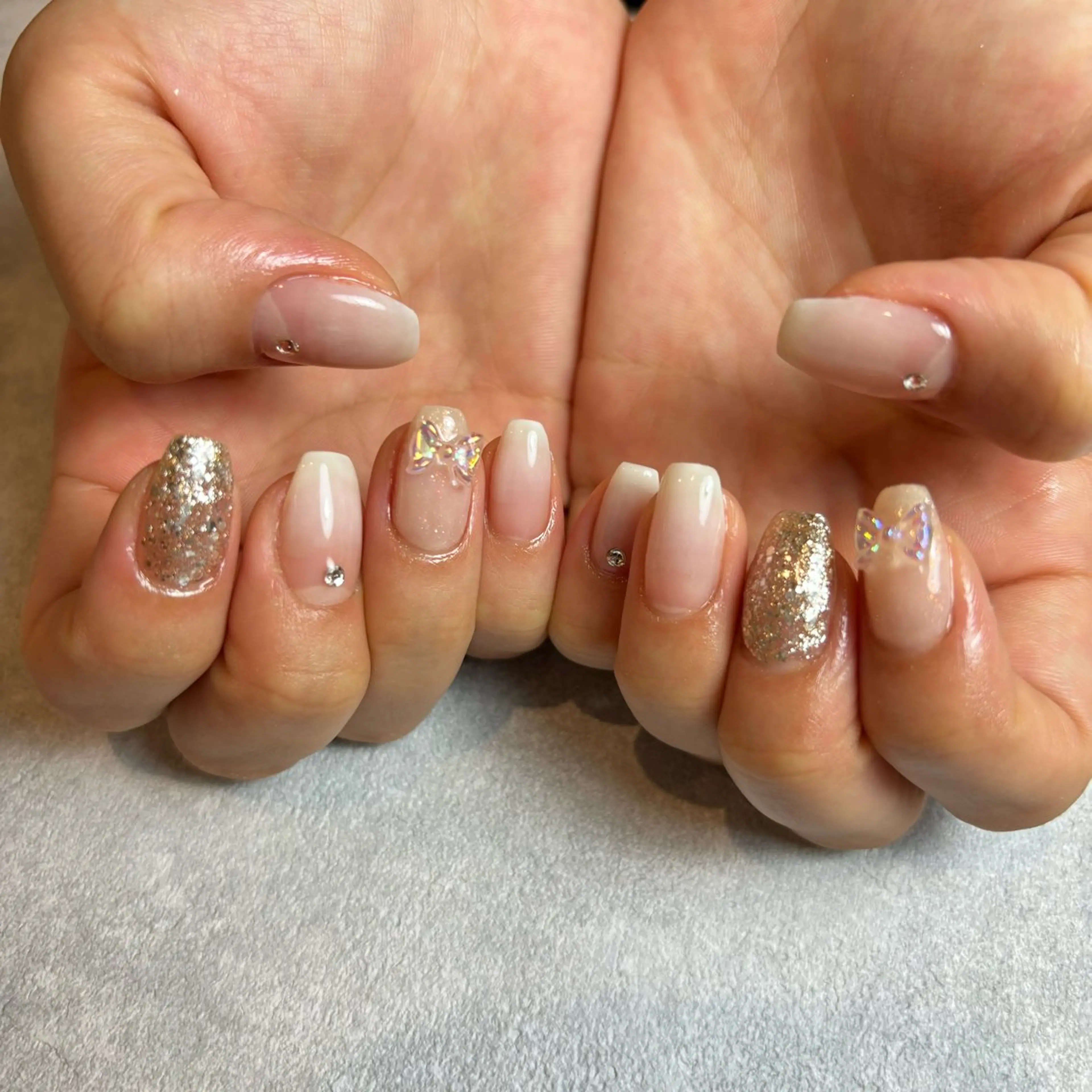 ネイル グラデーション 韓国ネイル ラメ(グリッター) リボン シルバー ハンドネイル 山田 美羽のネイルデザイン