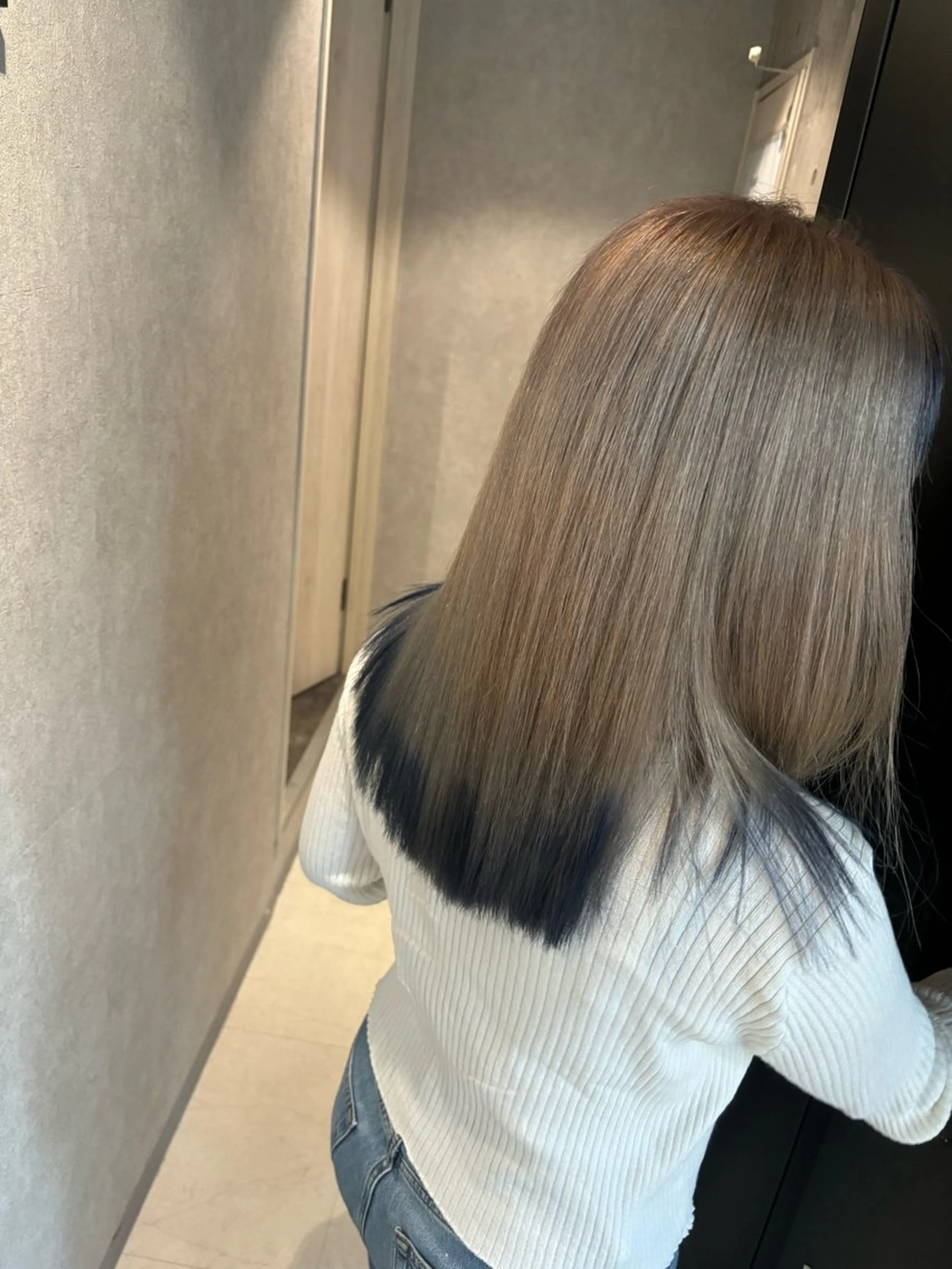 セミロング カラー ベージュカラー ブルーカラー ミルクティーベージュ カット ヘアカラー トリートメント _WHITE / KENTOのヘアスタイル