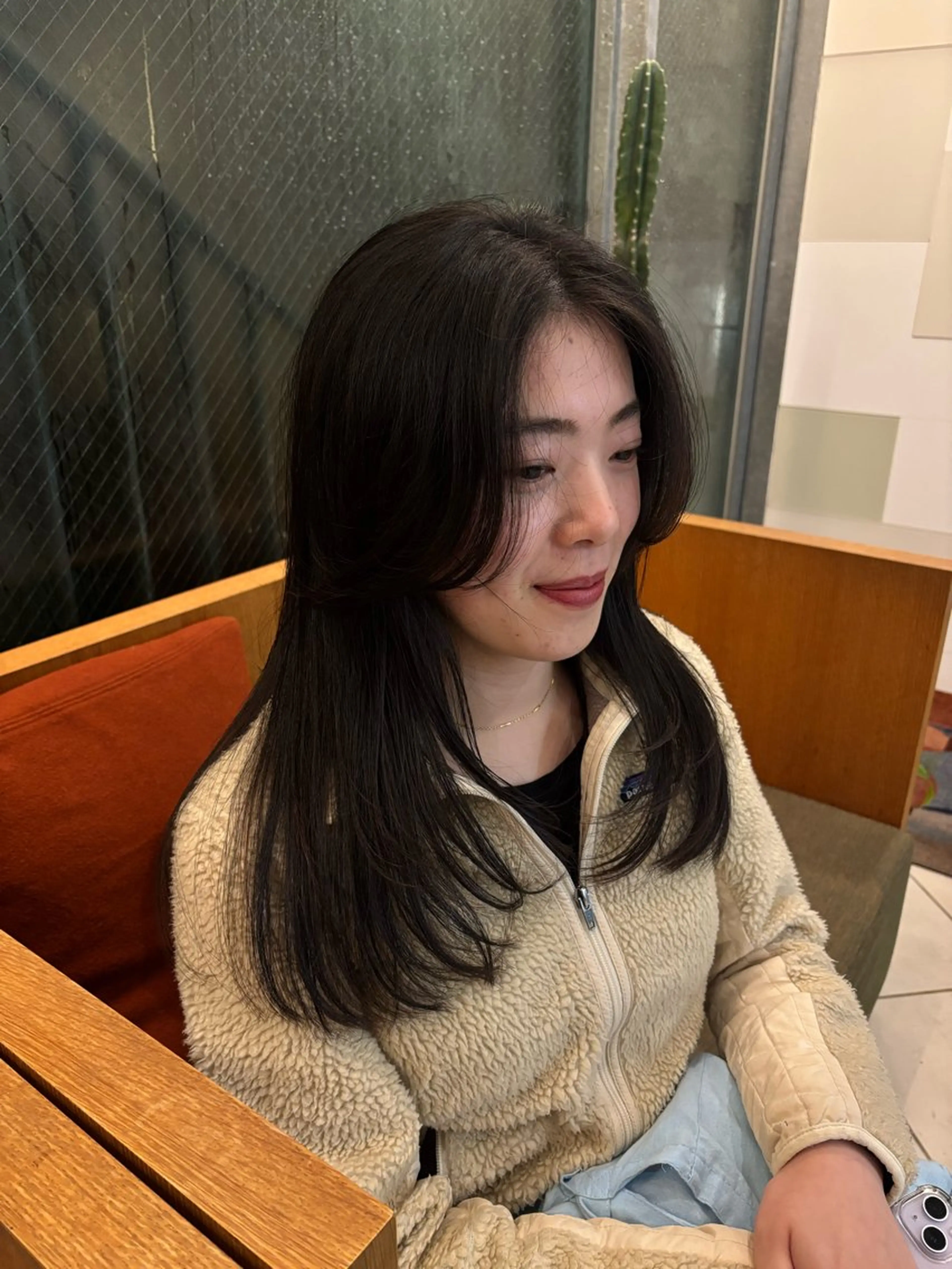 ミディアム 柿坂 華のヘアスタイル