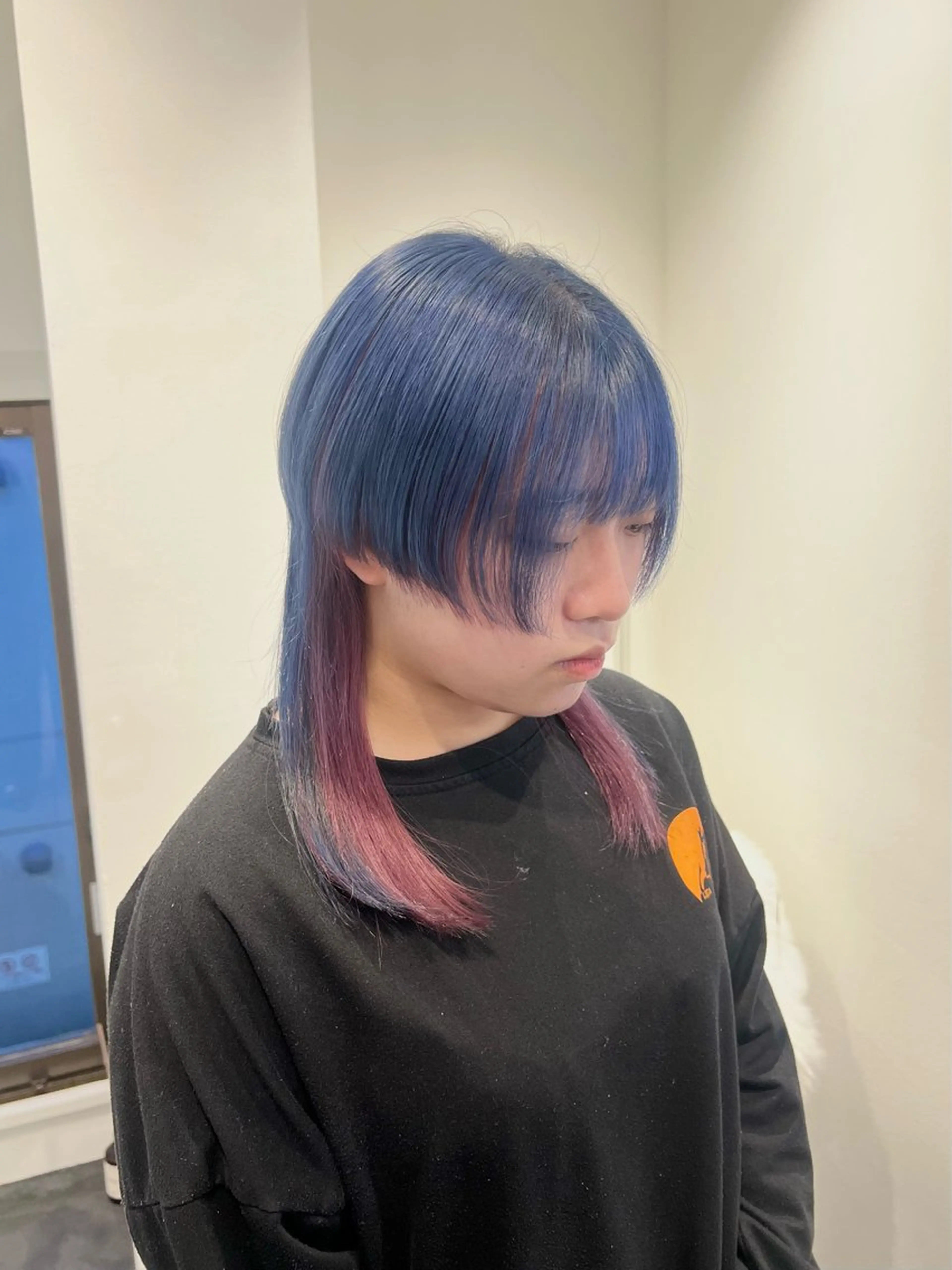 セミロング カラー ブリーチ ブルーカラー インナーカラー ネイビーカラー ピンクカラー ヘアカラー Ami ブリーチ/ハイトーンのヘアスタイル