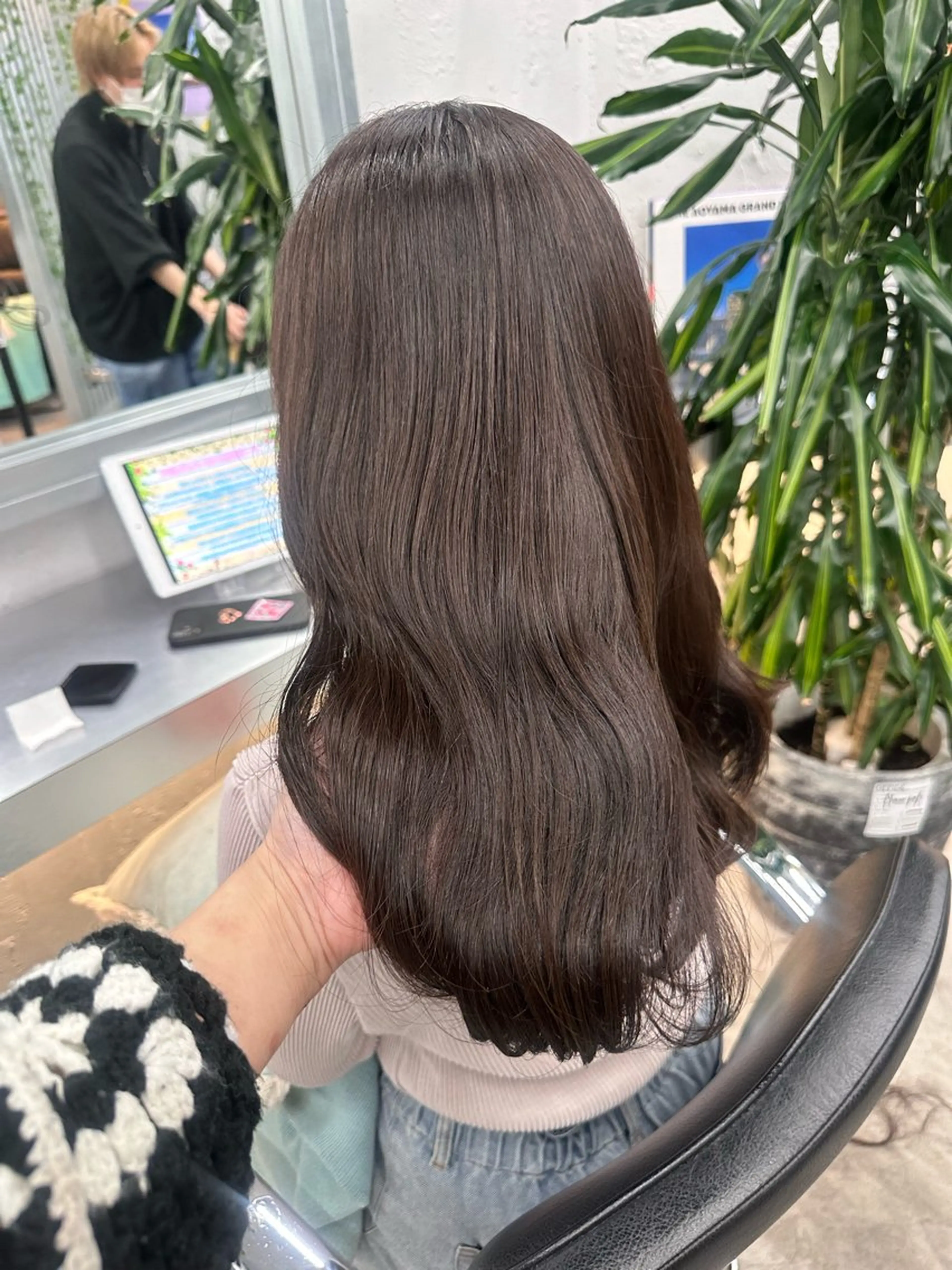 ロング カラー ヘアカラー トリートメント 岡野 静華のヘアスタイル