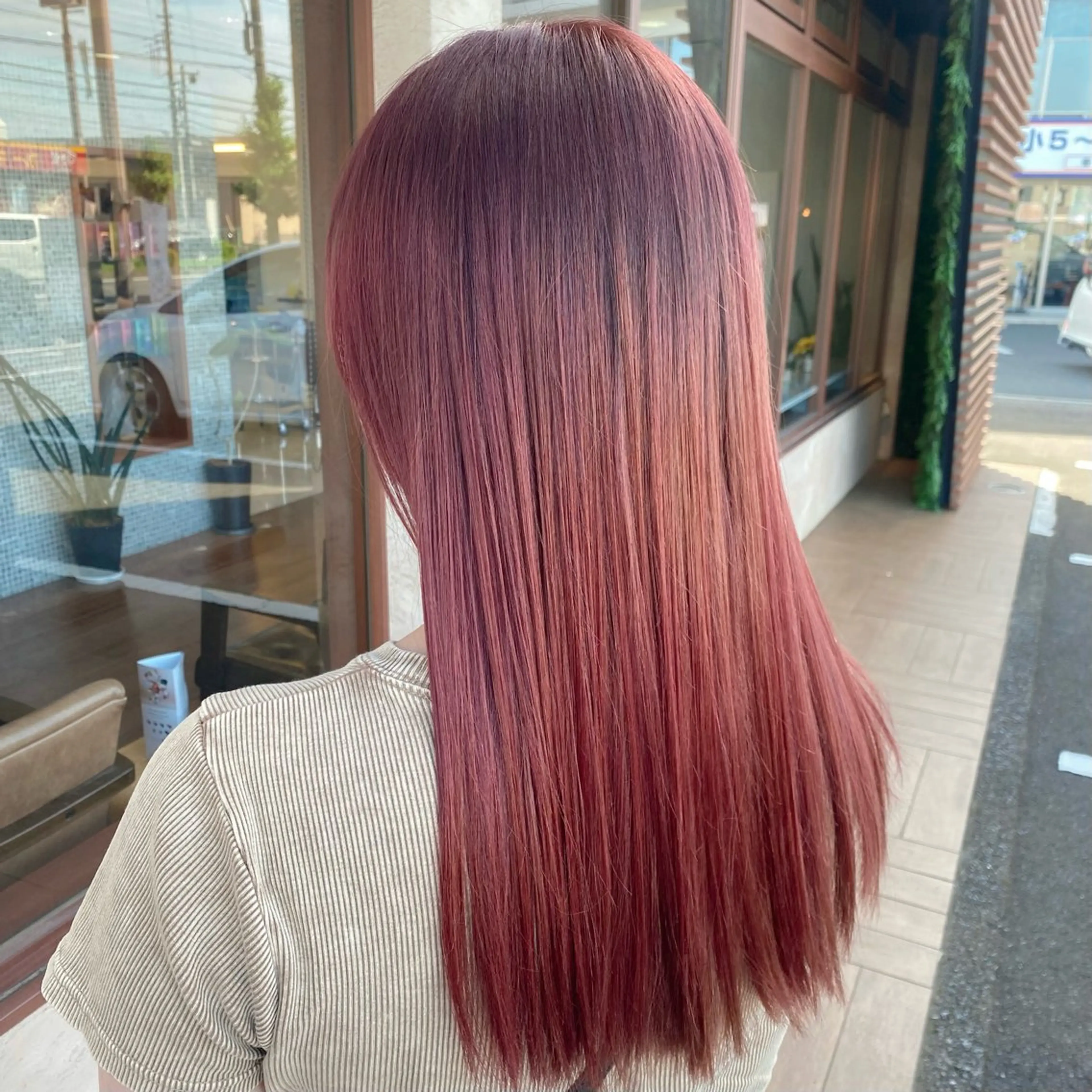 ロング カラー ボルドーカラー 林 莉瑠のヘアスタイル