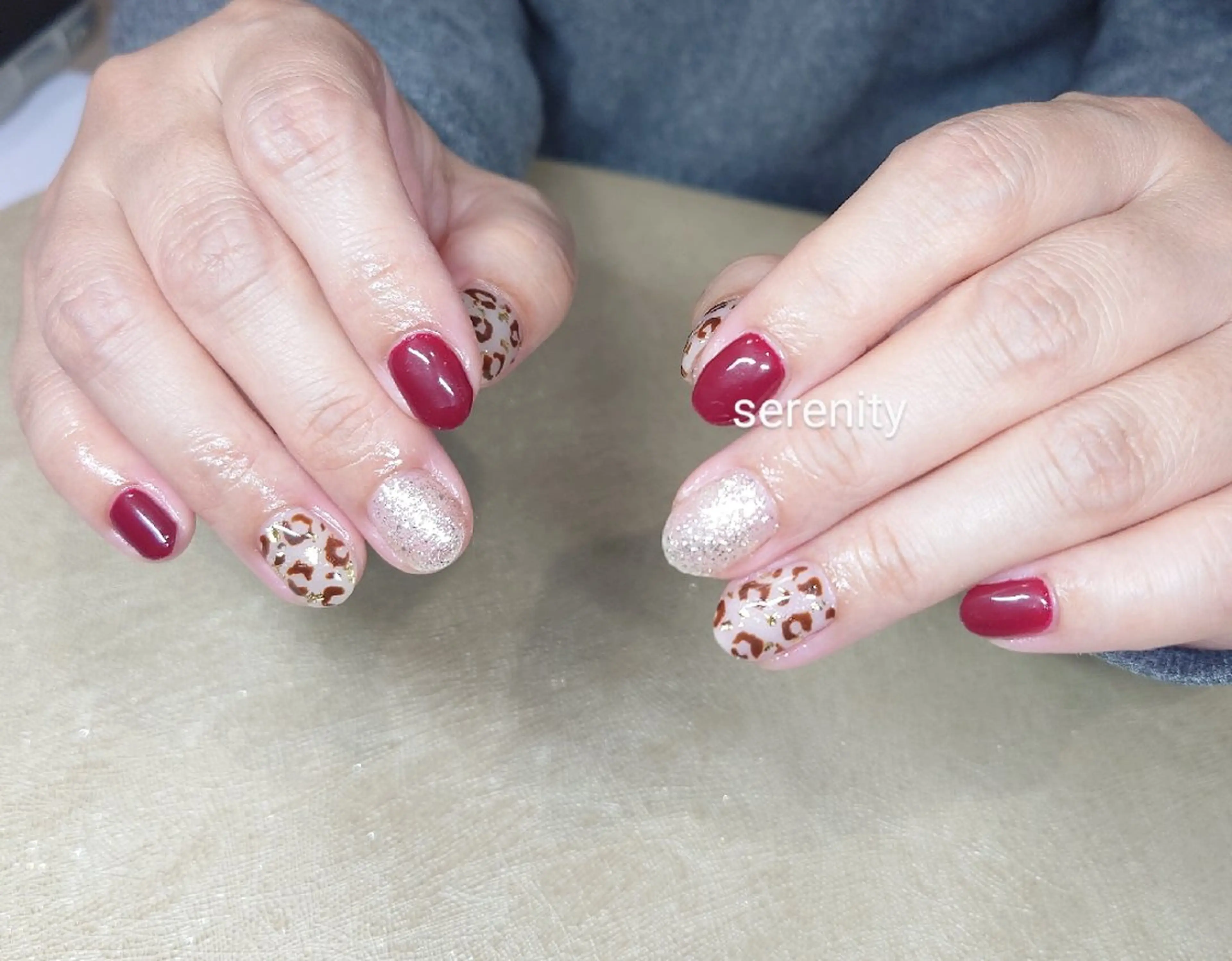 ネイル アニマル柄 ボルドー ラメ(グリッター) ホワイト nail  serenityのネイルデザイン
