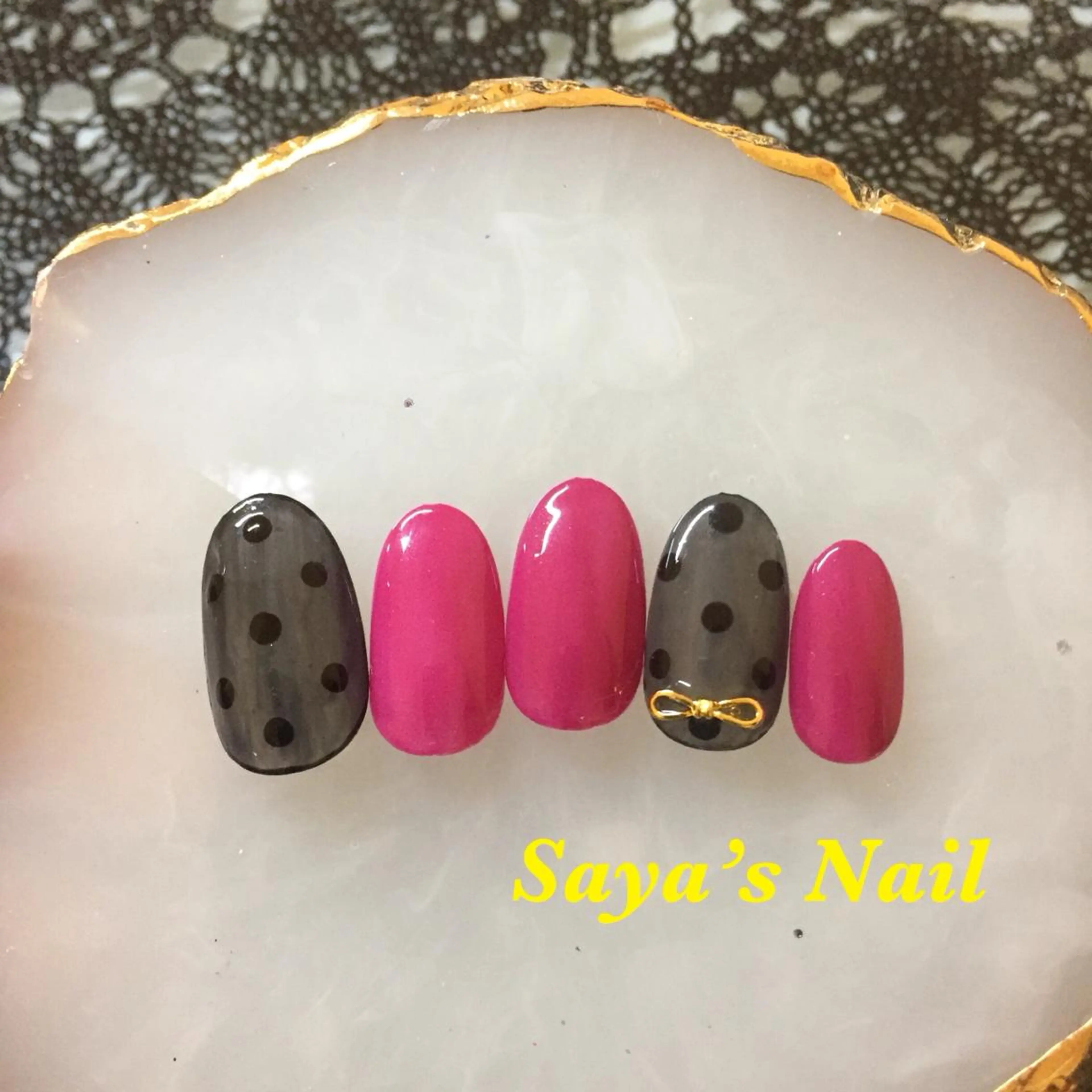 ネイル ドット ゴールド リボン SantéNail SAYAKAのネイルデザイン