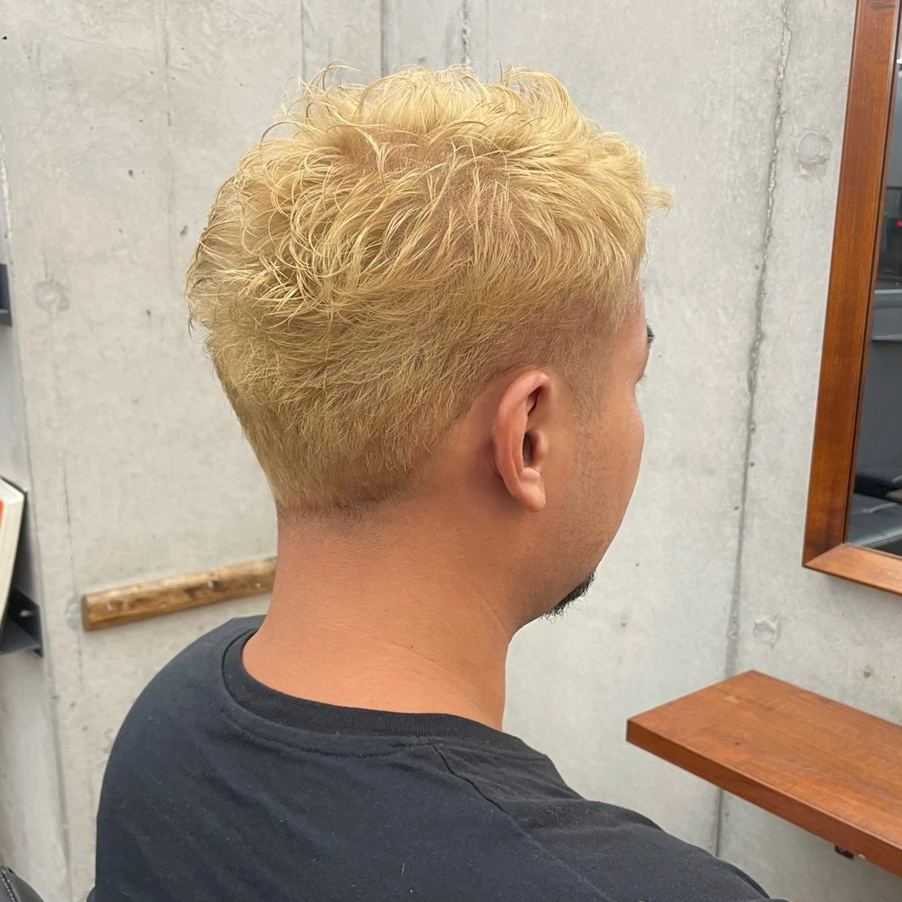 ショート カラー メンズ メンズブリーチ メンズショート ベージュカラー ブリーチ ケアブリーチ カット ヘアカラー トリートメント ヘアセット ✂︎ウルフ・ショート ✂︎MIKUNIのヘアスタイル