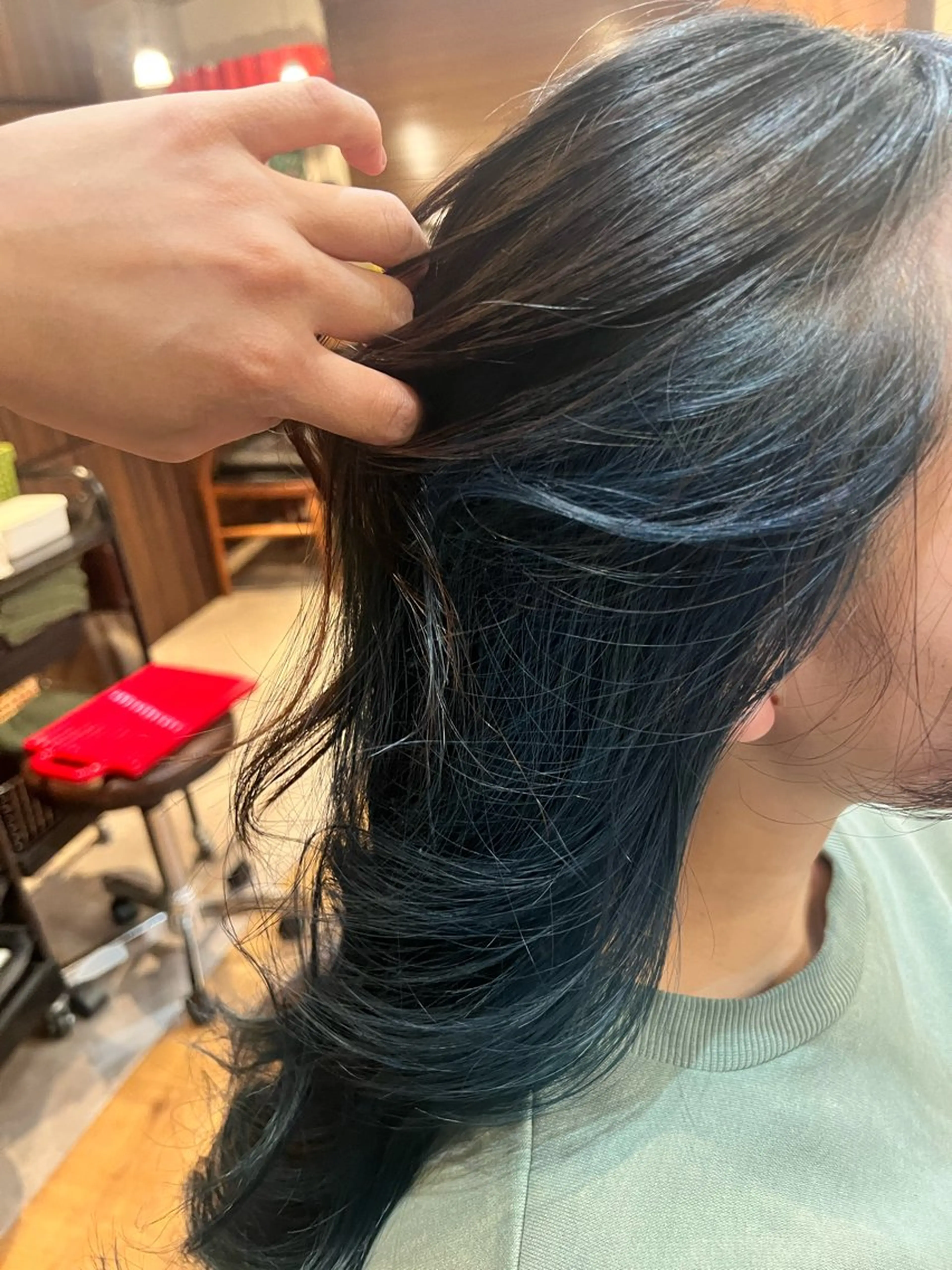 ロング カラー 黒髪 ブルーカラー デザインカラー ヘアカラー まゆ/髪質改善 ストレート/スパ🫧のヘアスタイル