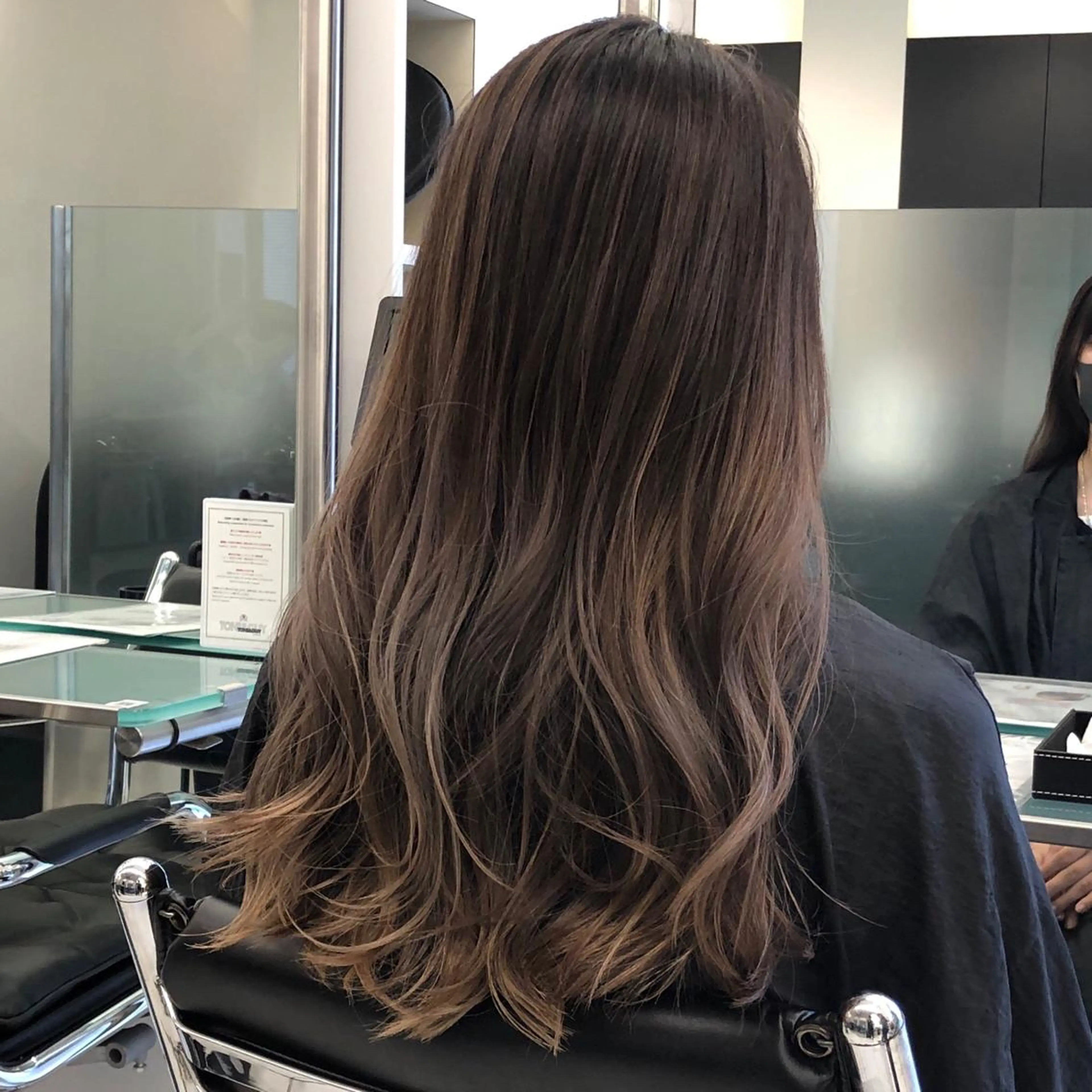 ロング 白髪ぼかしモデル募集 赤岡翔太のヘアスタイル