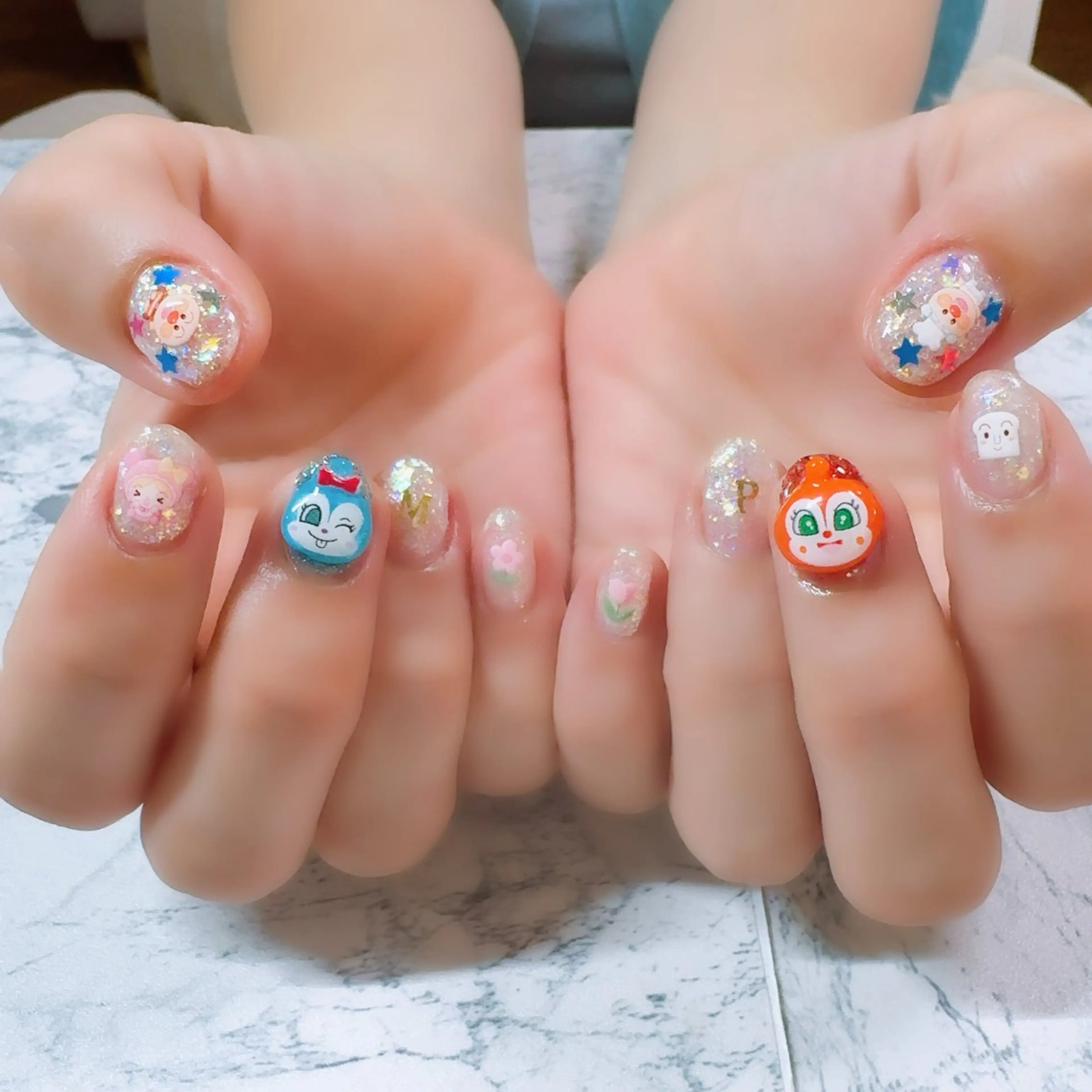 ネイル ジェルネイル ラメ(グリッター) 持ち込み ワンカラーネイル ショートネイル マジョリカ ブルーのネイルデザイン