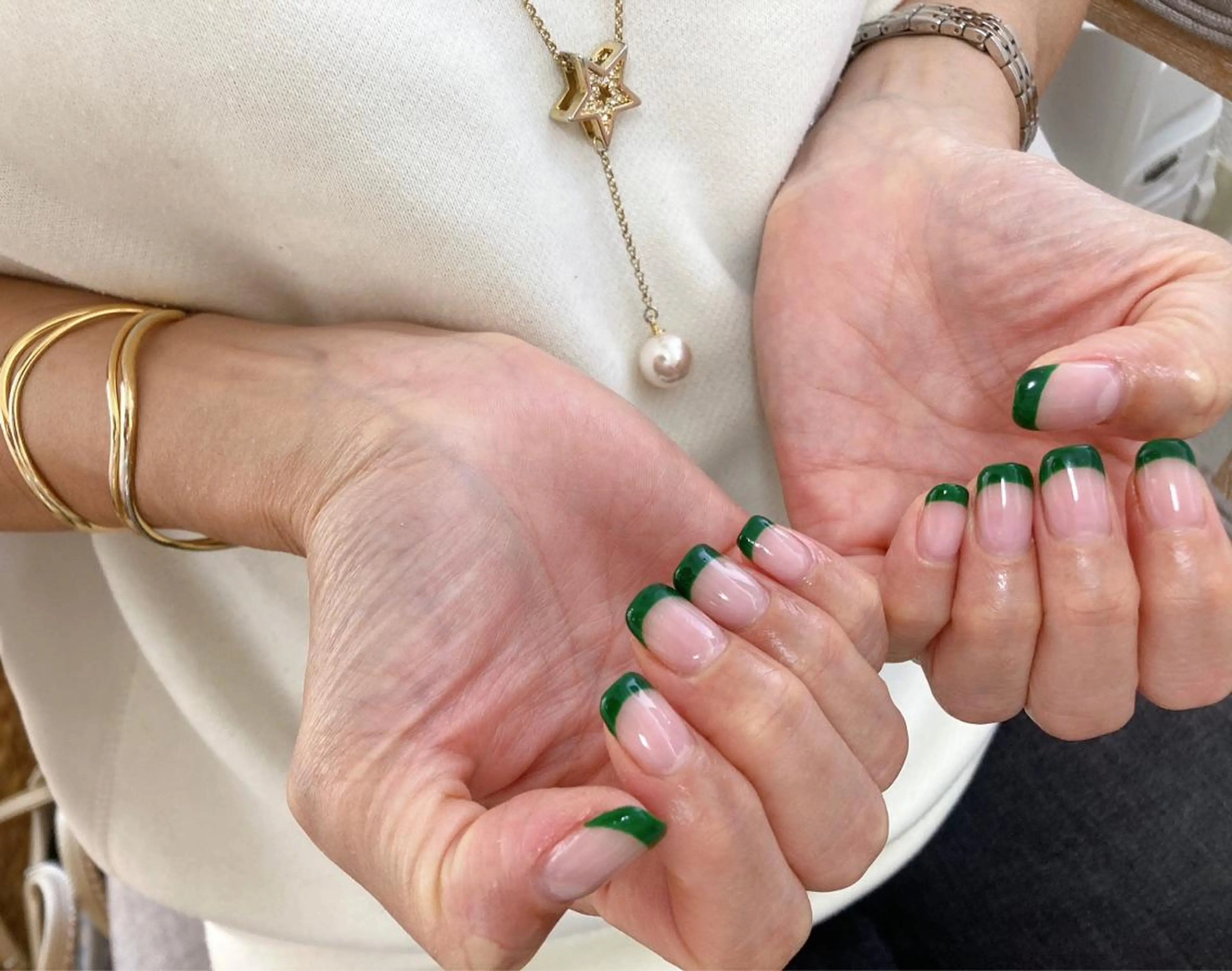 ネイル フレンチネイル グリーン mogunail &blowのネイルデザイン