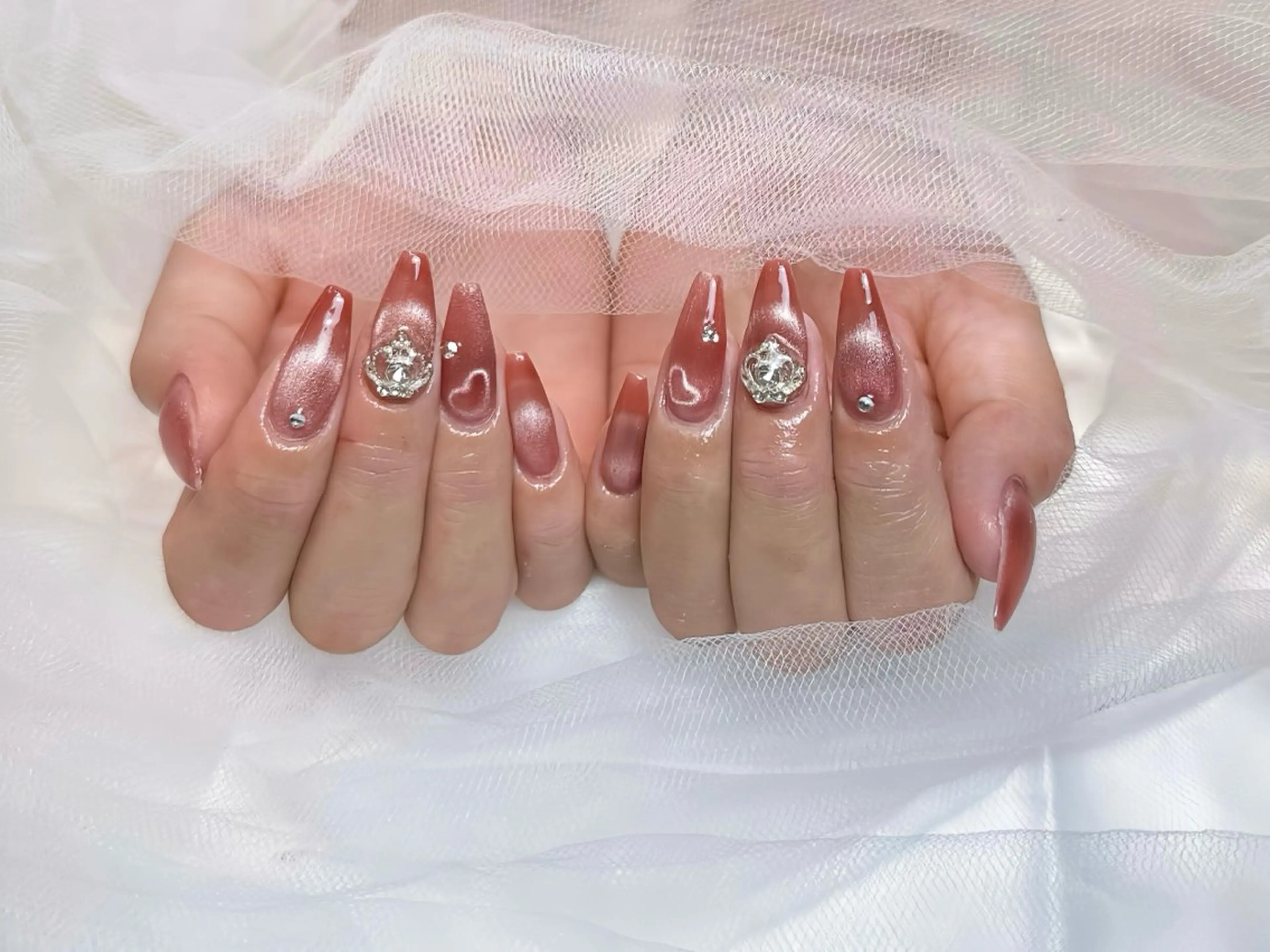 ネイル オーロラネイル ブラウン フラッシュネイル フラワーネイル ホログラムネイル ハンドネイル Rin Nail 新大久保店のネイルデザイン