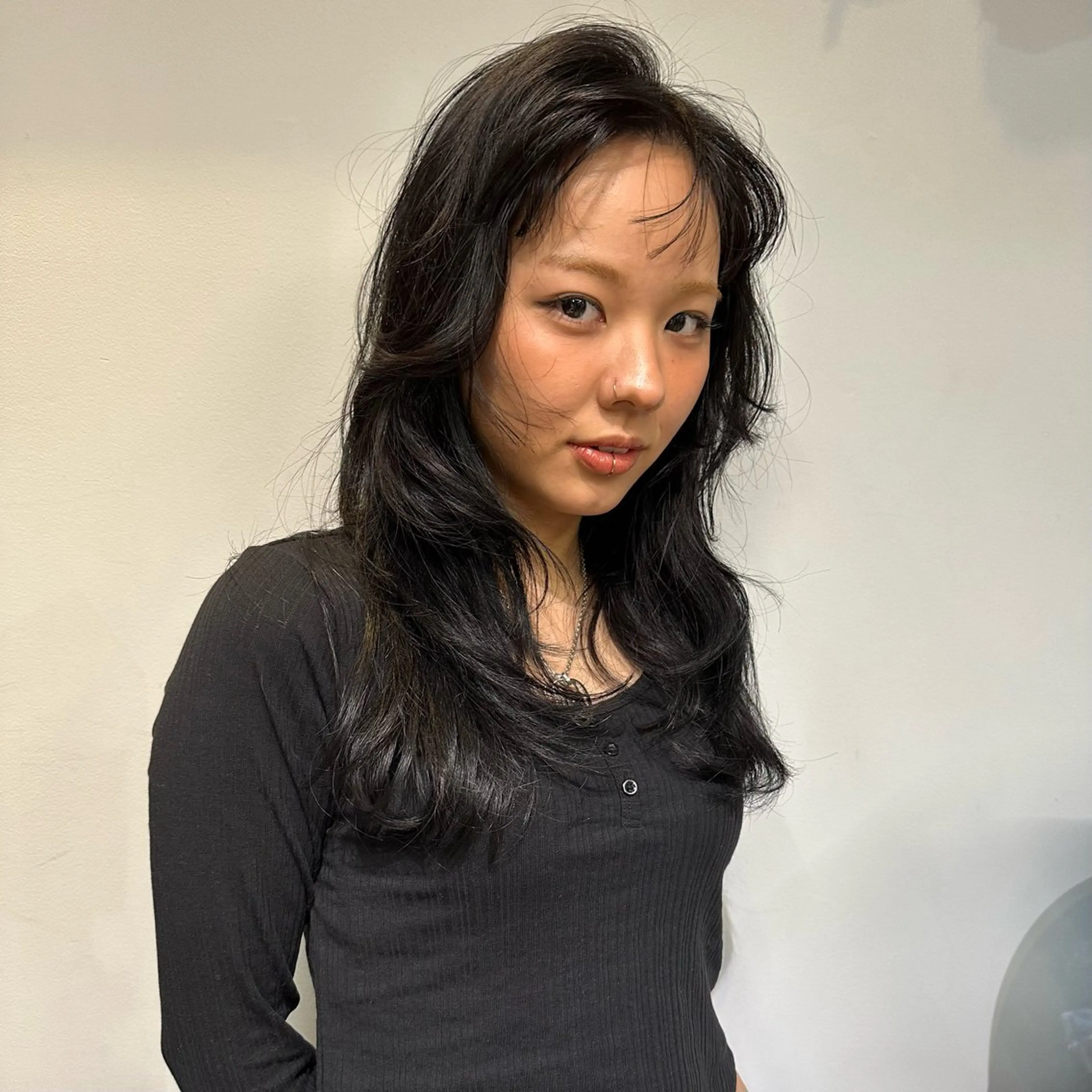 ロング 顔周りカット レイヤーカット KURO 艶カラー レイヤーカットのヘアスタイル