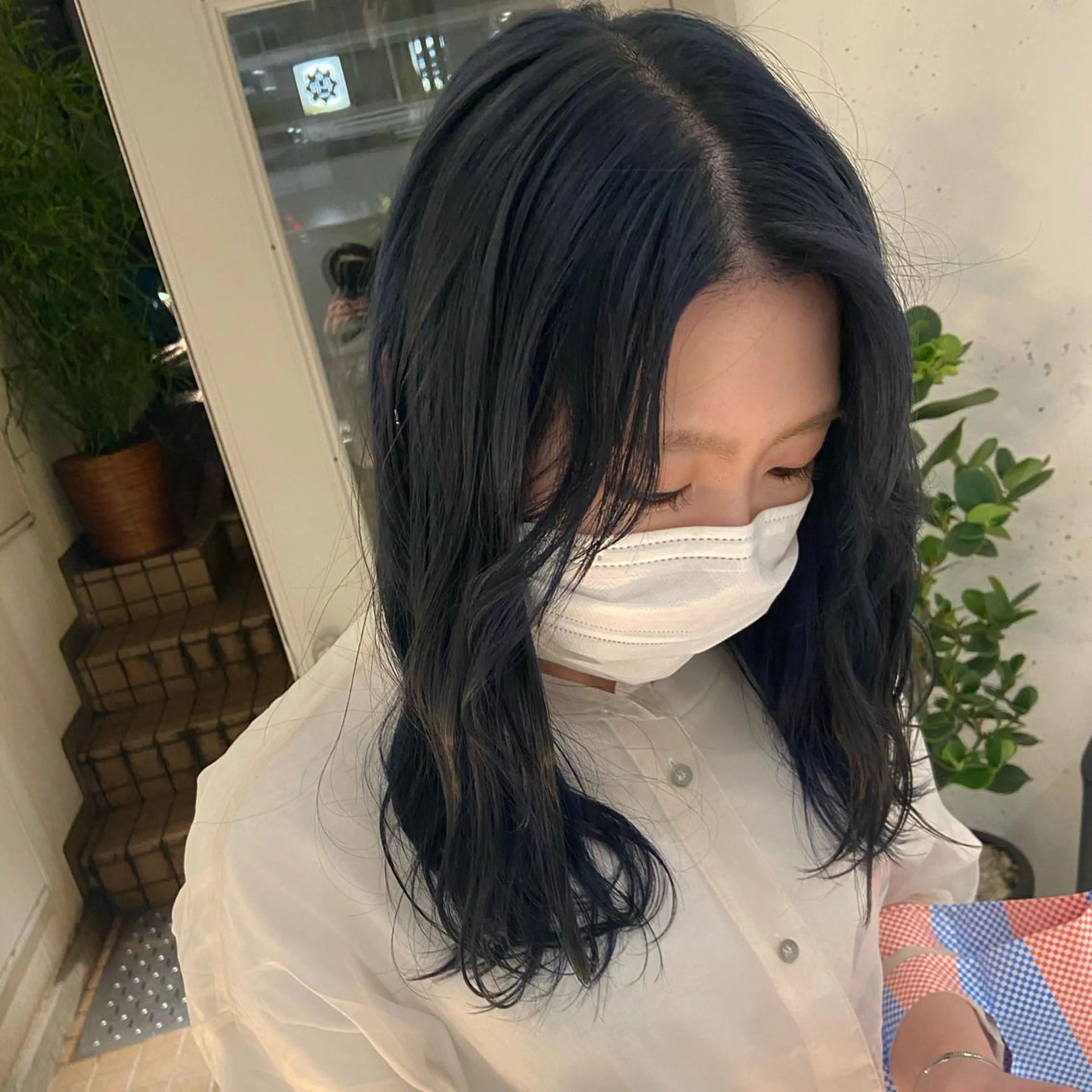 セミロング カラー 黒髪 ブリーチ ブルーカラー ブルーブラック ブルーグレー カジュアルを女っぽく 𝗮𝘆𝗮𝗰𝗼のヘアスタイル