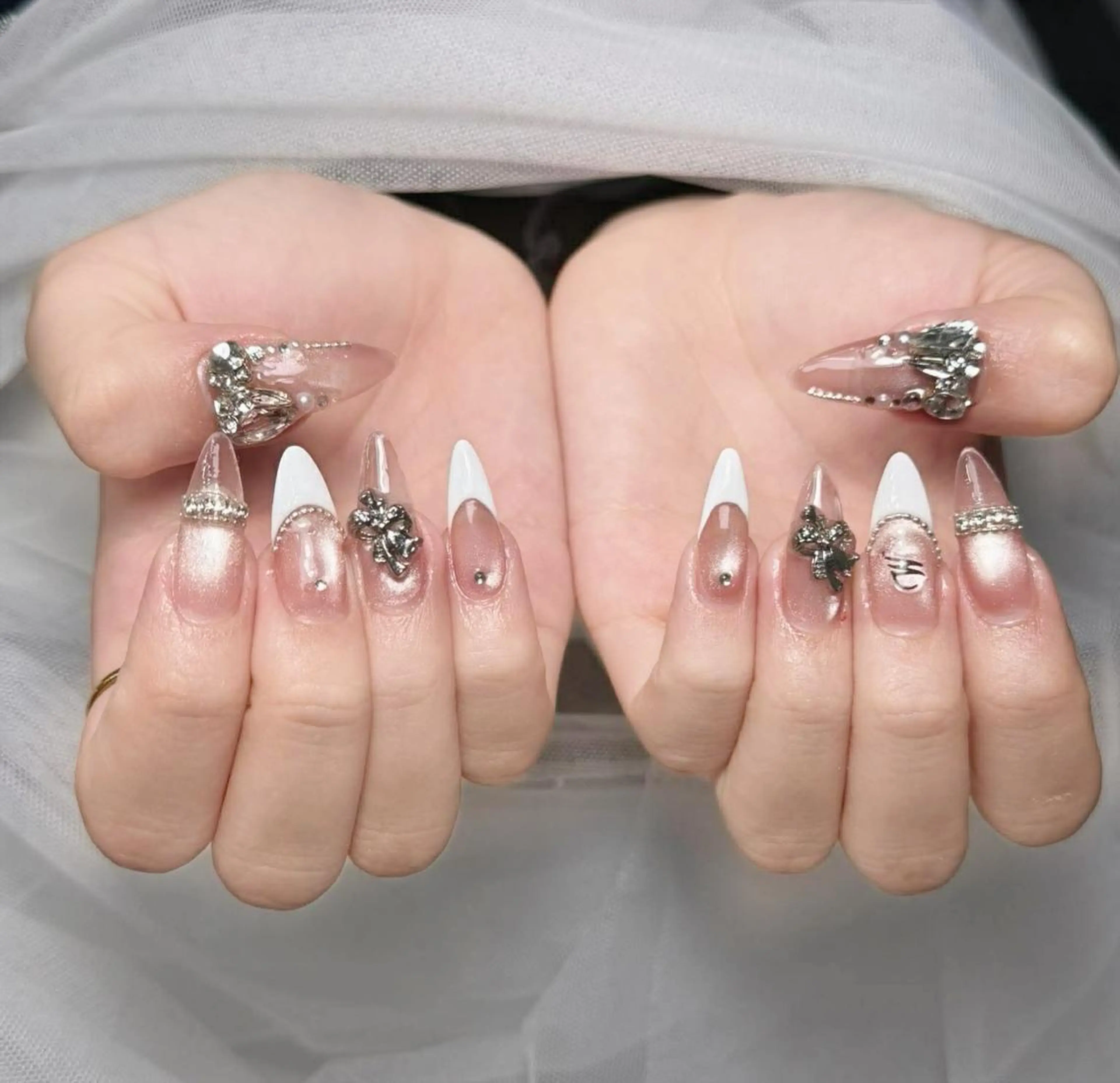 ロング カラー ベージュカラー グラデーションカラー ピンクカラー 韓国風ヘア ハンドネイル Bling Salonのネイルデザイン