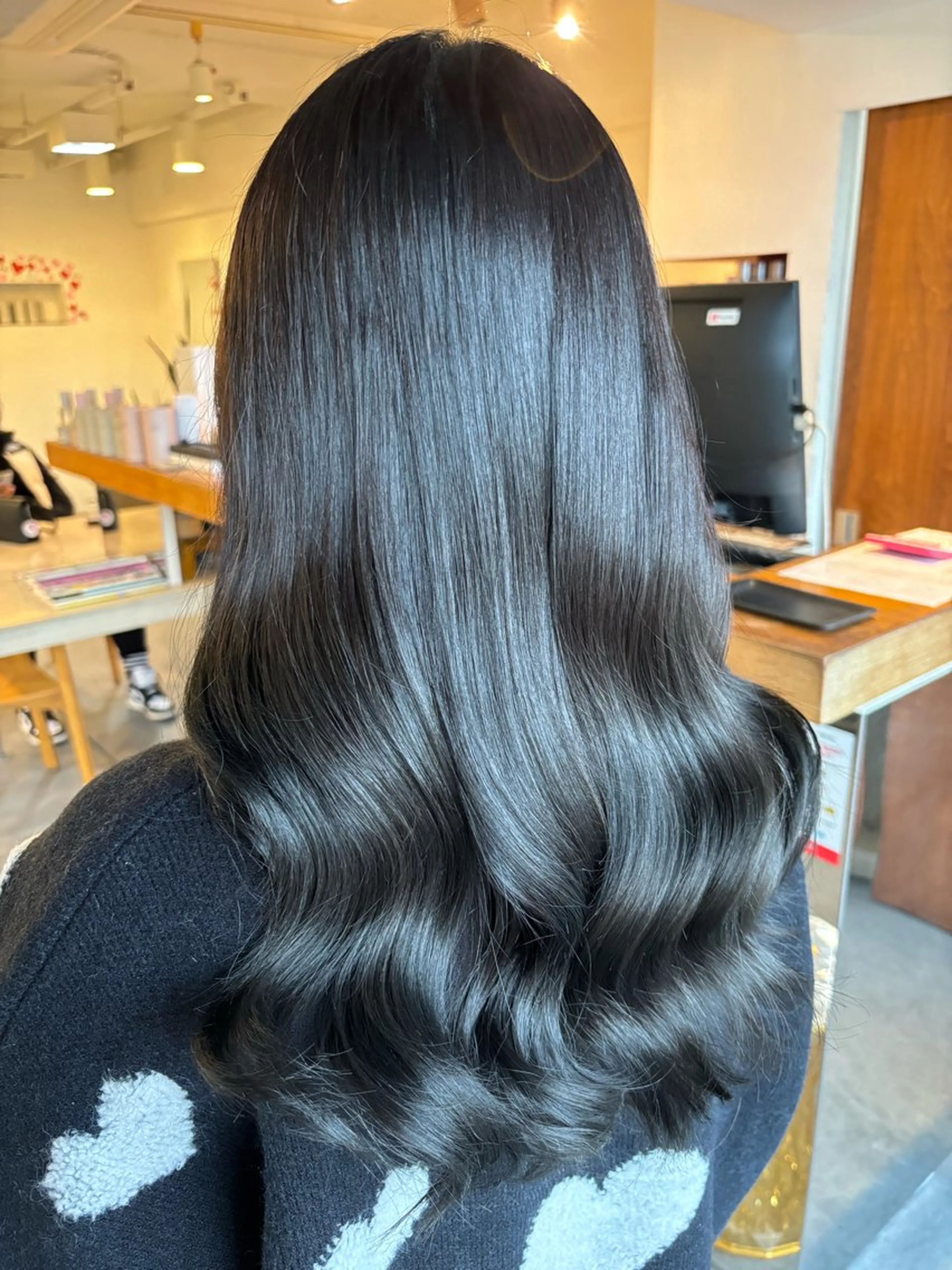 ロング 波巻き/シャドウ /フェザー/有馬琉翔のヘアスタイル