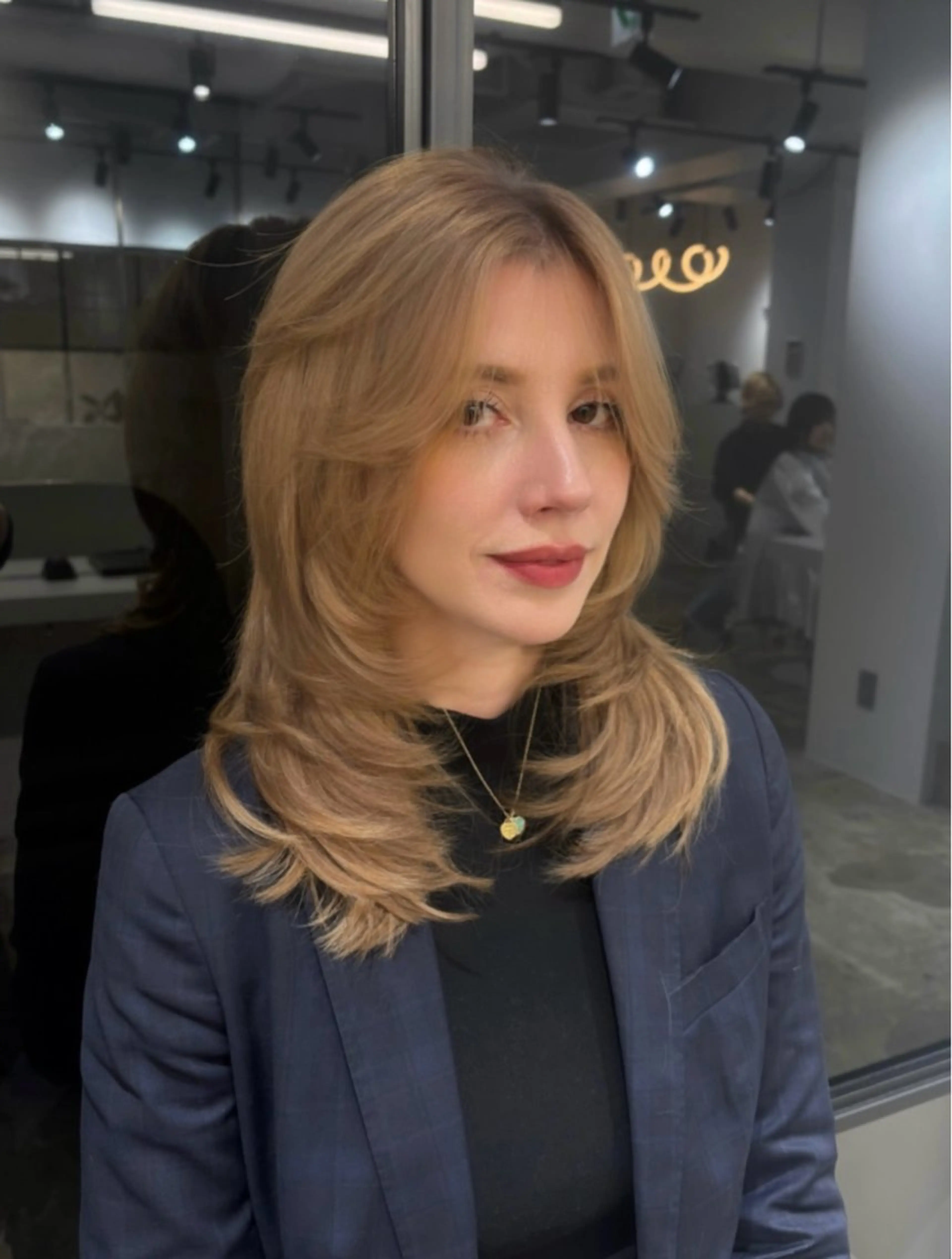 ミディアム karin🪩海外風 バタフライカットのヘアスタイル