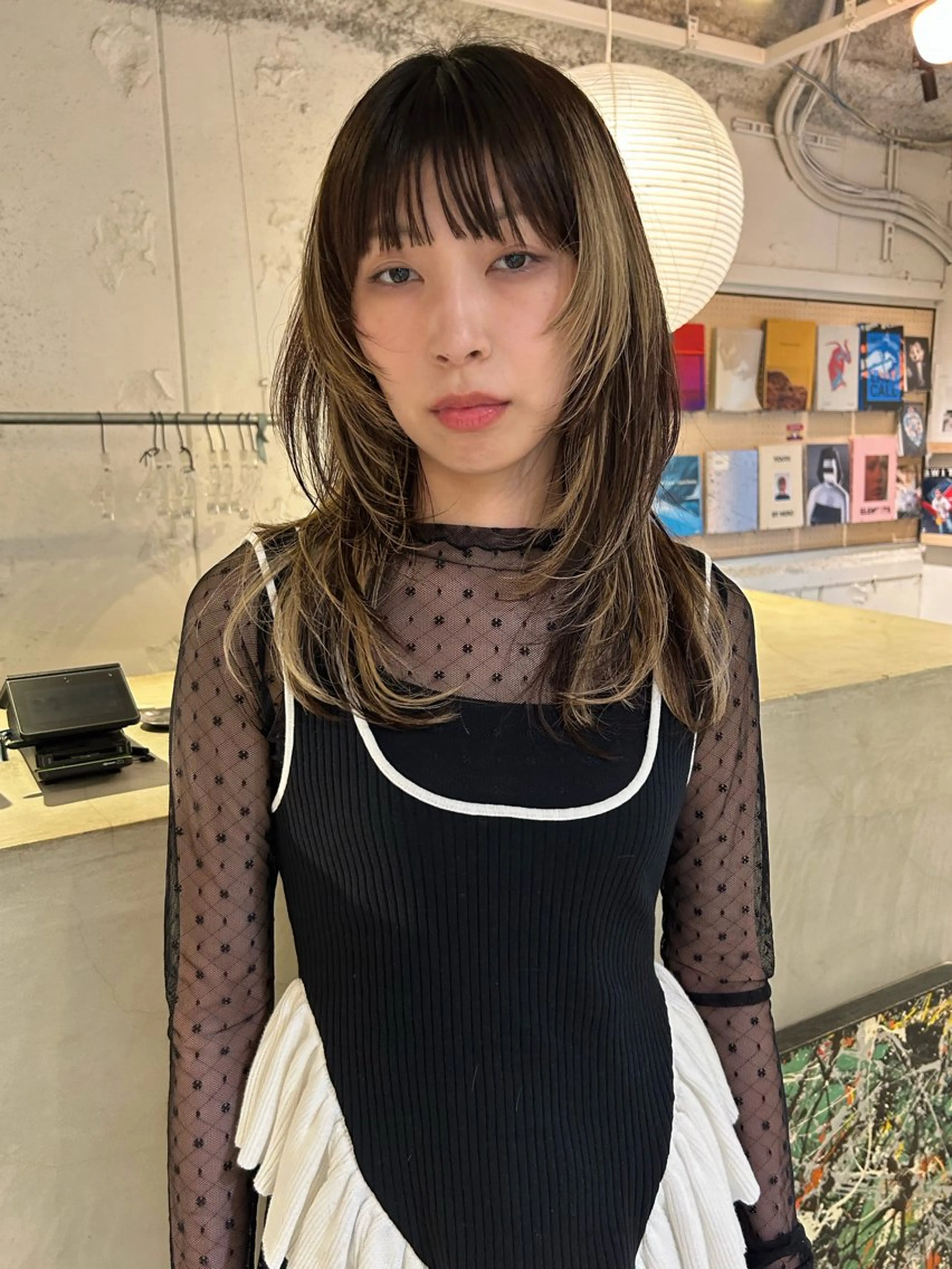 セミロング カラー ハイライトカラー ハイライト レイヤーカット シャギー カット ヘアカラー トリートメント 村上雅人 ナチュラルモードのヘアスタイル