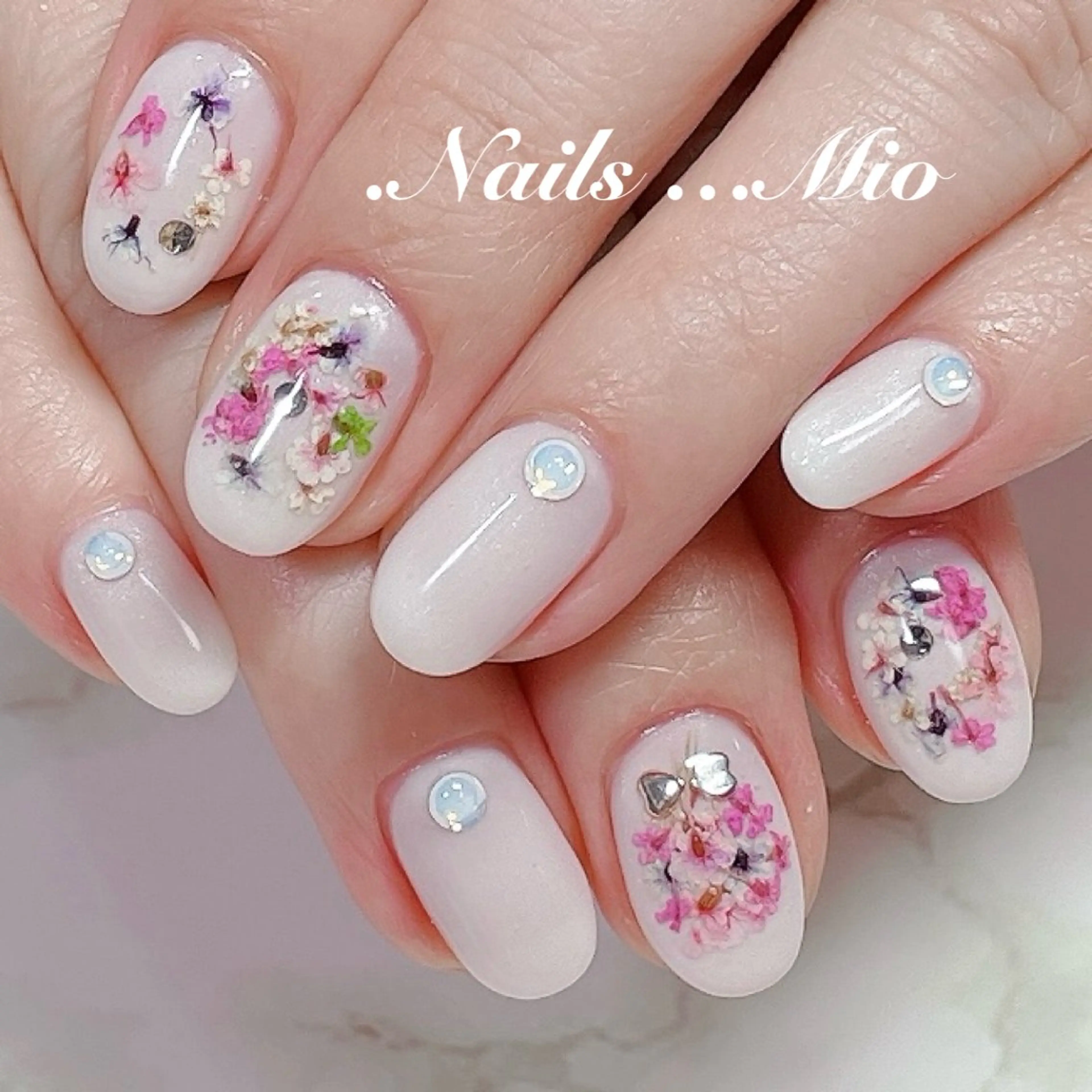 ネイル アートネイル フラワーネイル ジェルネイル ワンカラーネイル 赤色 .Nails Mio 赤羽西ネイルサロンのネイルデザイン