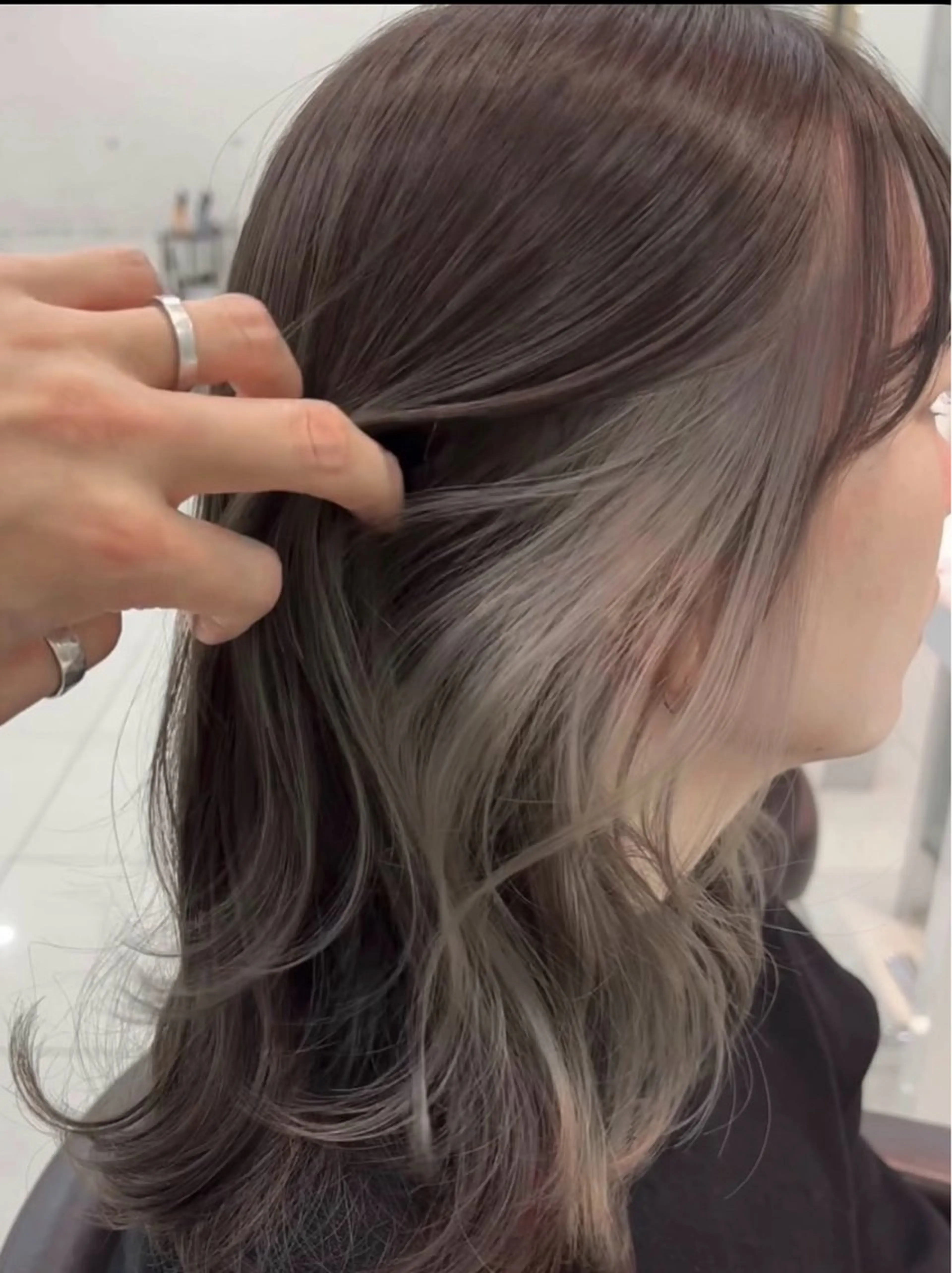 ミディアム カラー ブリーチ イヤリングカラー ハイトーンカラー 顔周りカット ヘアカラー 菊池 仁翔のヘアスタイル