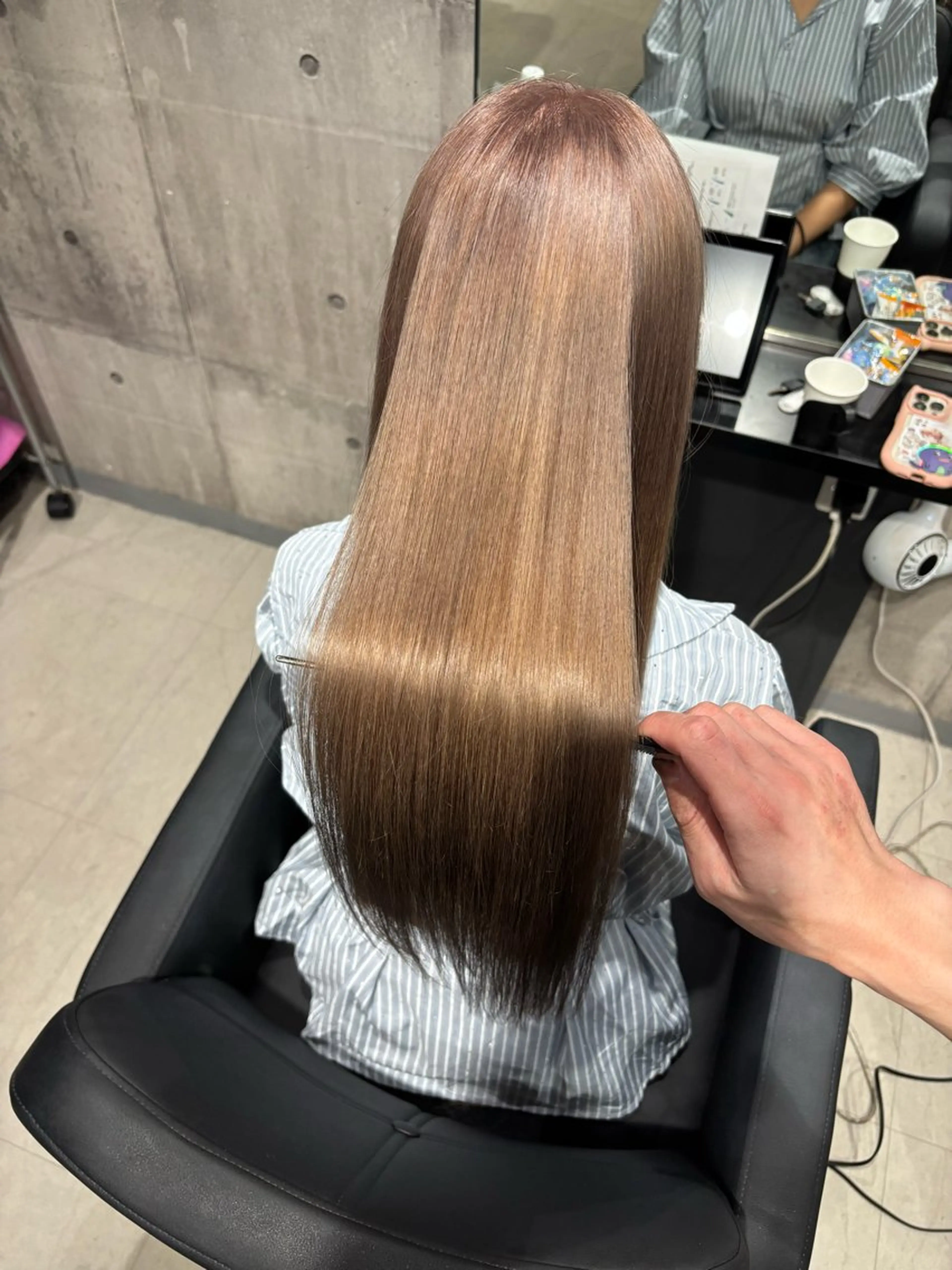ロング カラー ベージュカラー ミルクティーベージュ カット ヘアカラー トリートメント _WHITE / KENTOのヘアスタイル