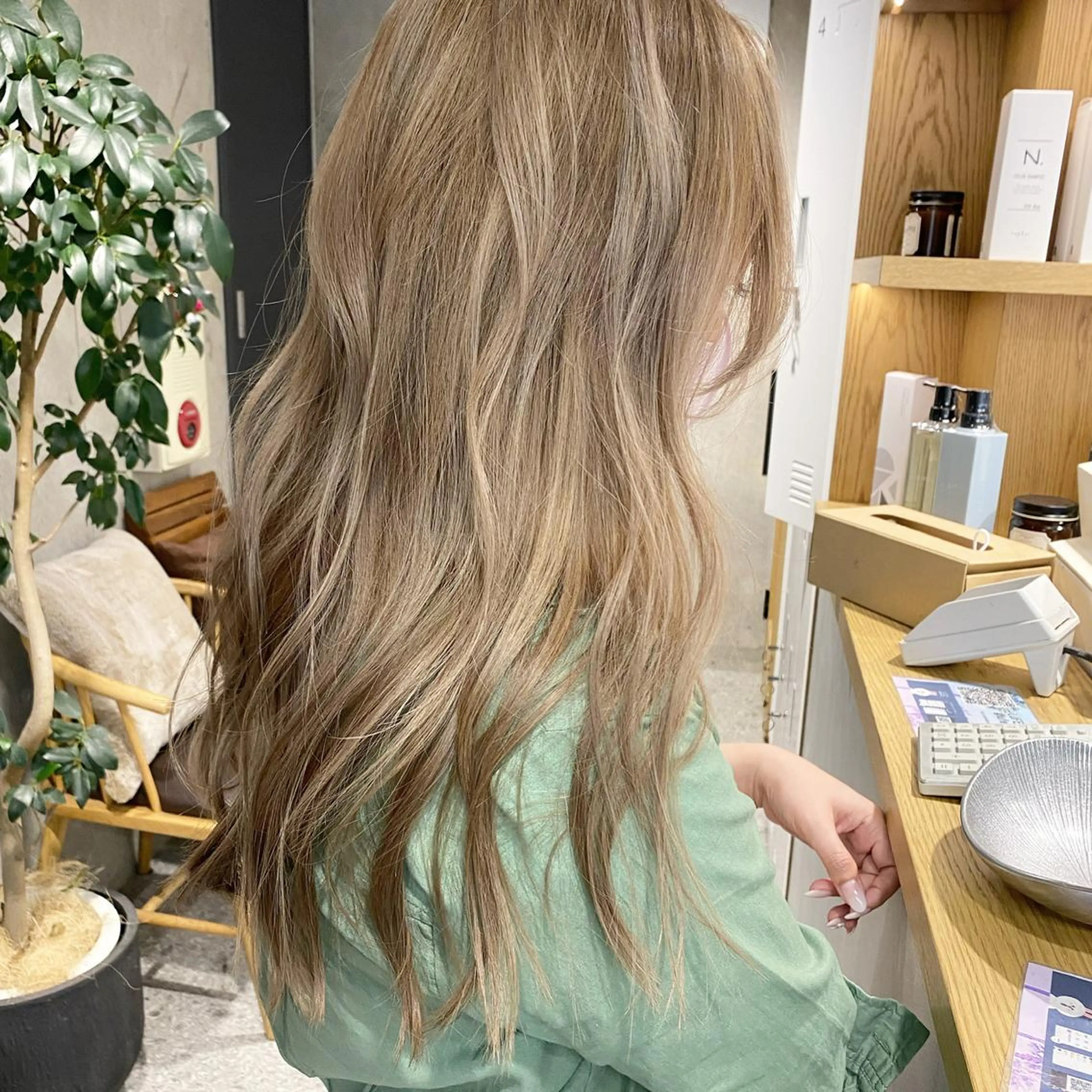 ロング カラー ベージュカラー ミルクティーベージュ その他 ブリーチカラーレイヤ ーカット🦋annaのヘアスタイル