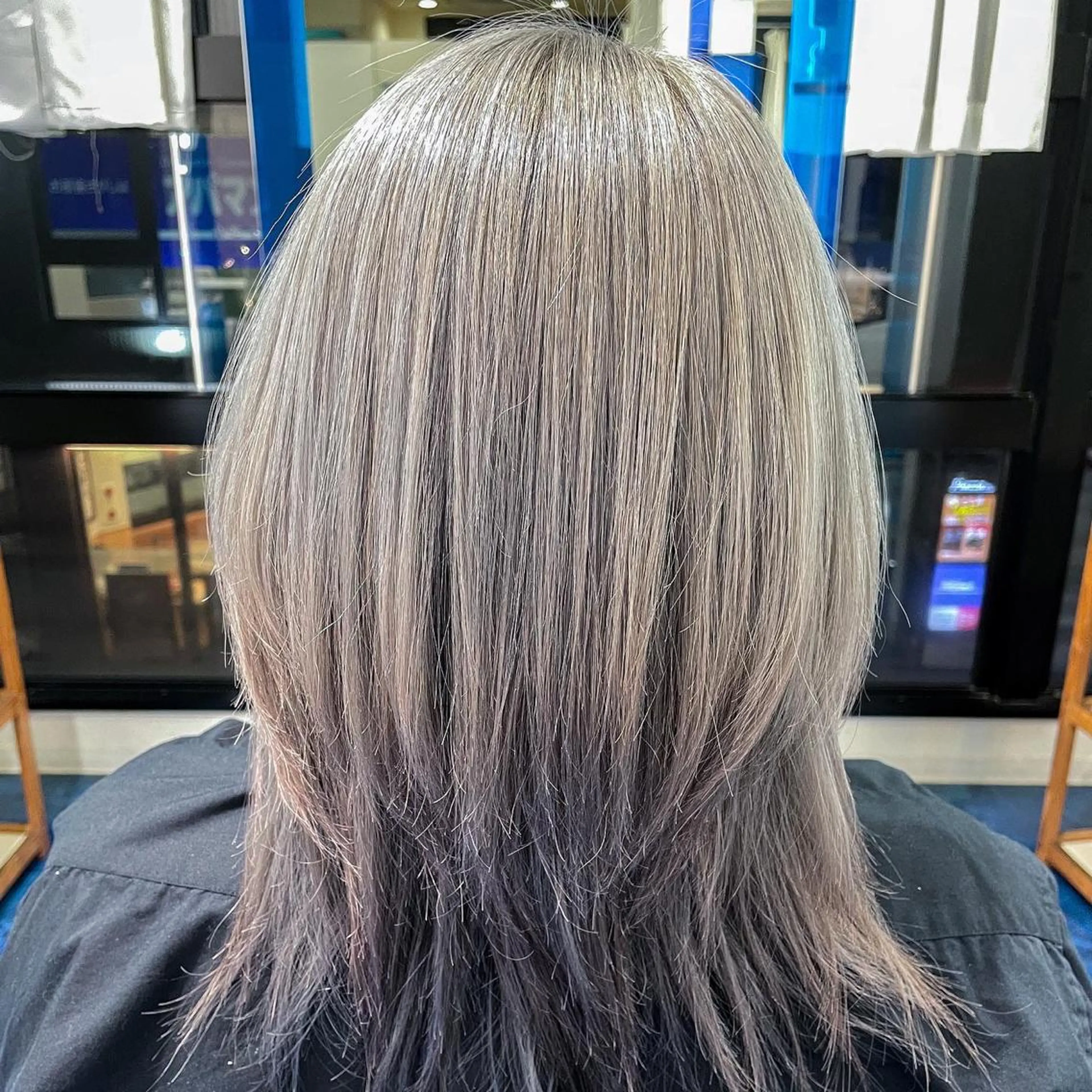 ミディアム カラー シルバー カット ヘアカラー 伊藤 未来のヘアスタイル