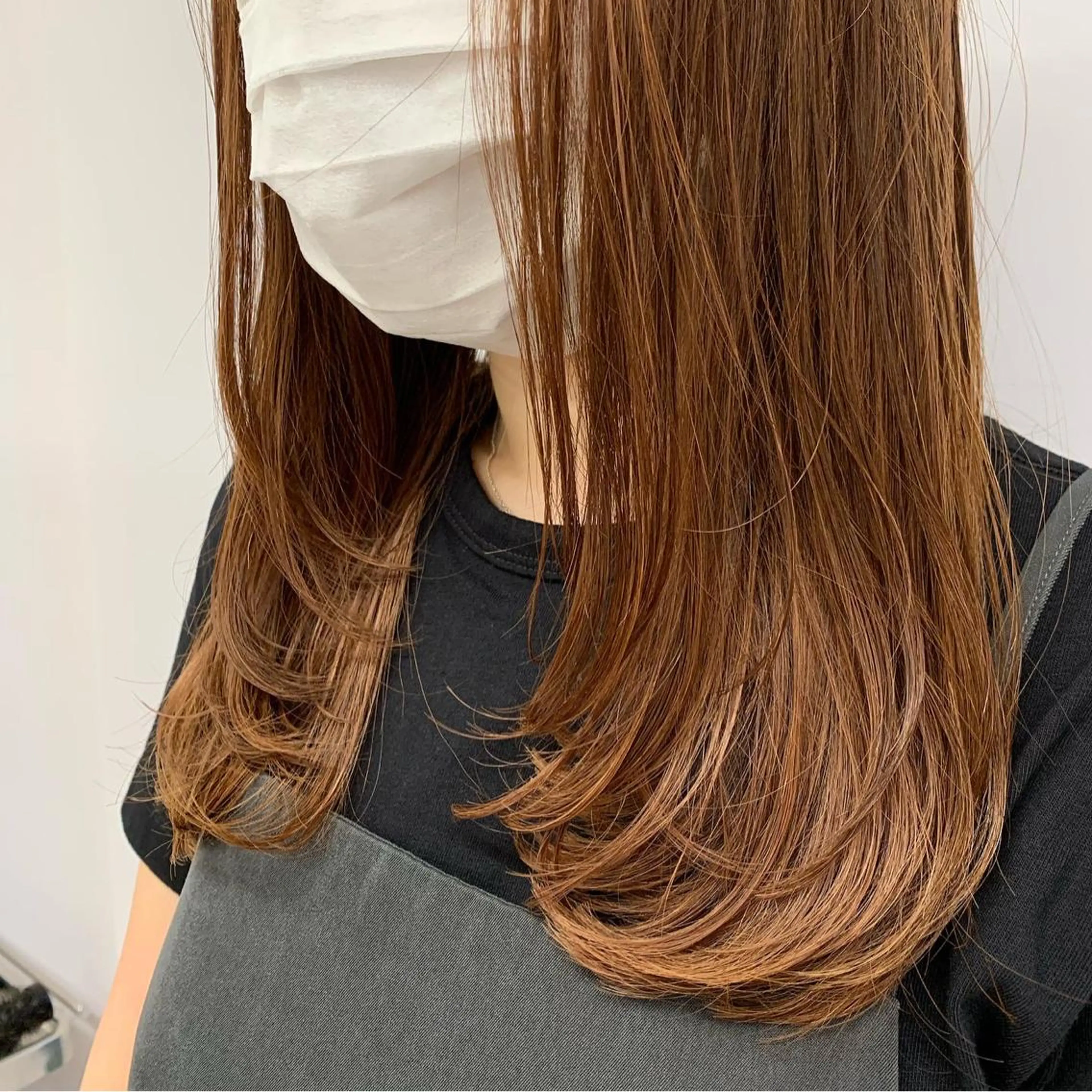 セミロング カラー オチ ハナのヘアスタイル