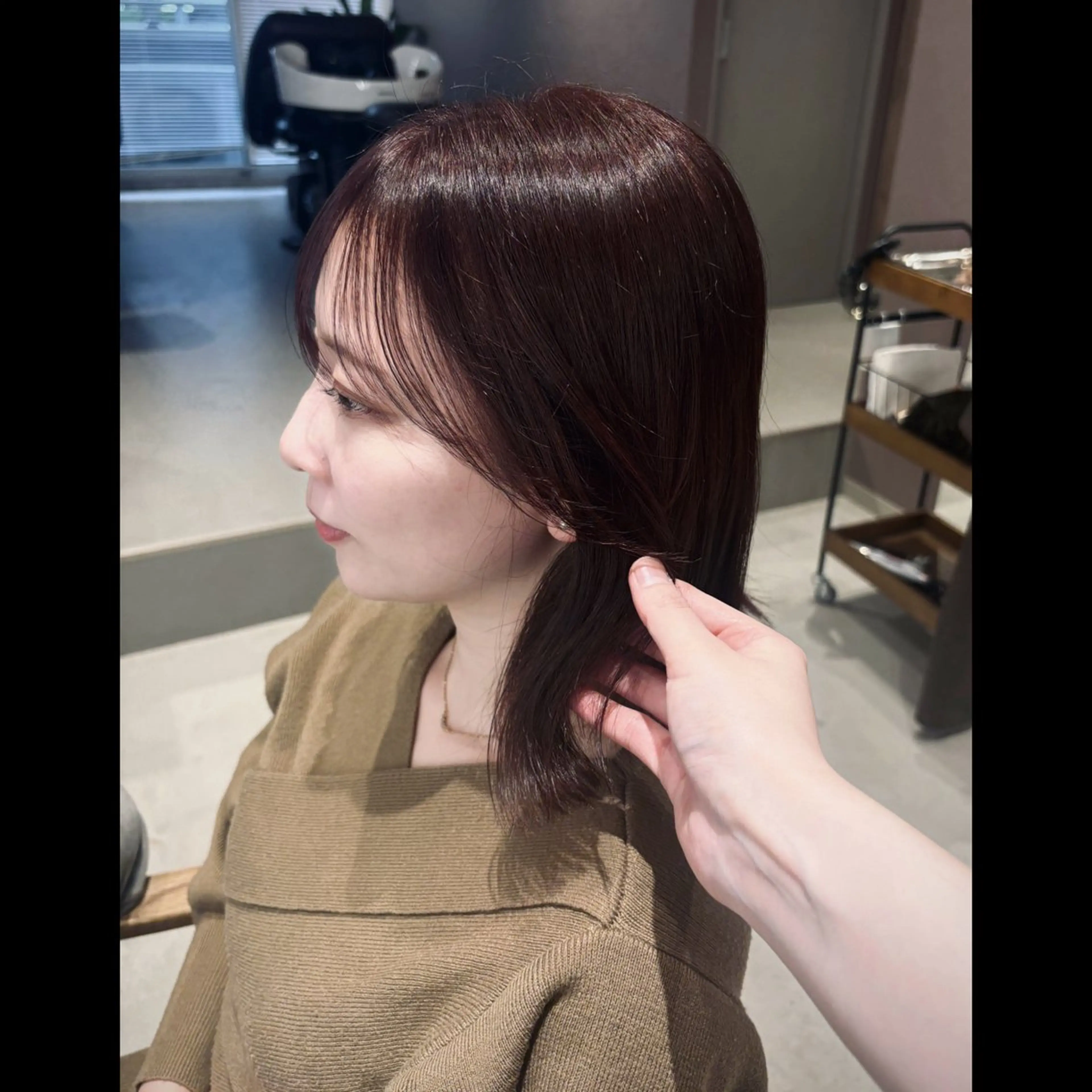 ミディアム ピンクブラウン ボブ くびれヘア 彩名/透明感カラー/ レイヤーカットのヘアスタイル