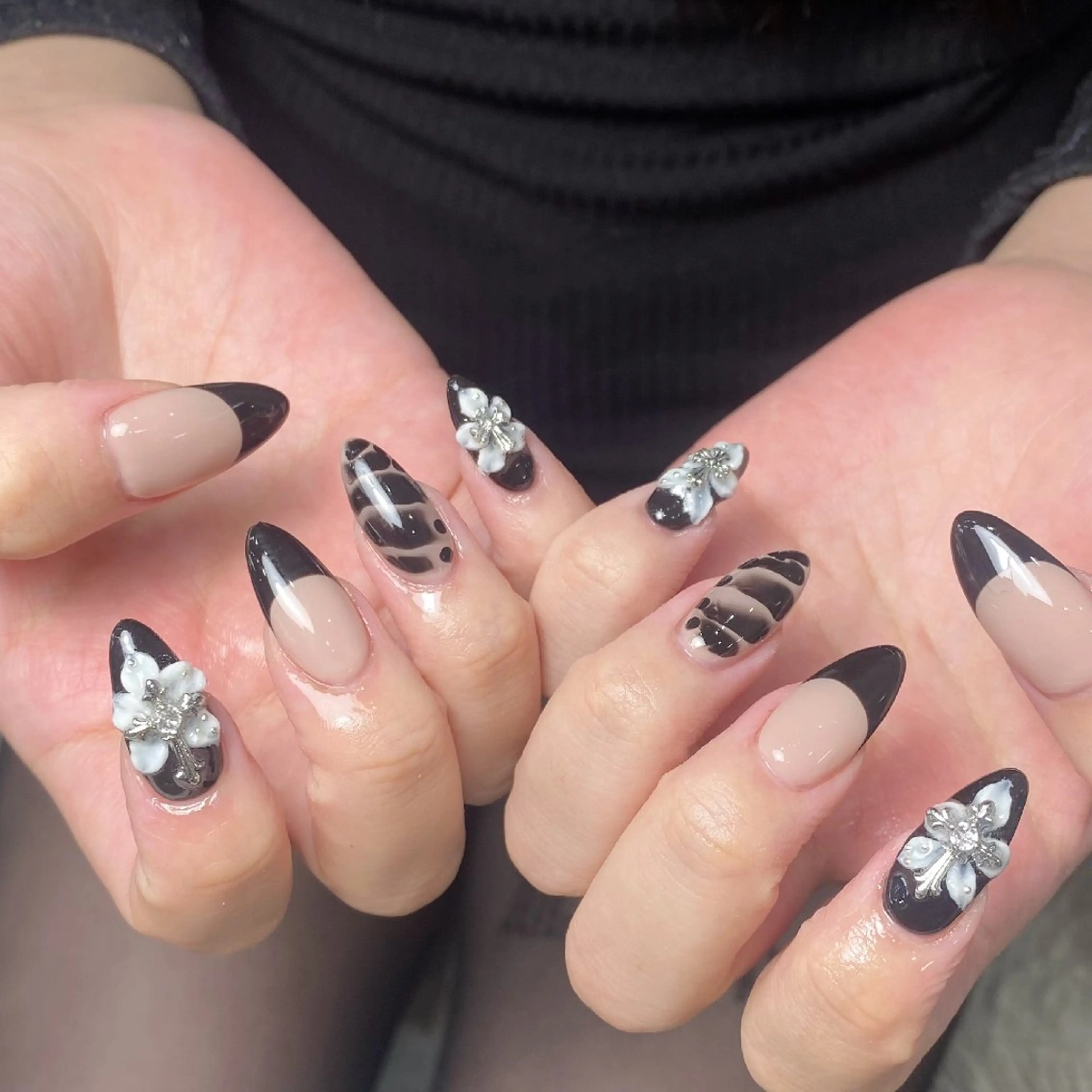 ネイル チークネイル フレンチネイル ジェルネイル ガーリー キラキラネイル ハンドネイル UM Nail Salonのネイルデザイン