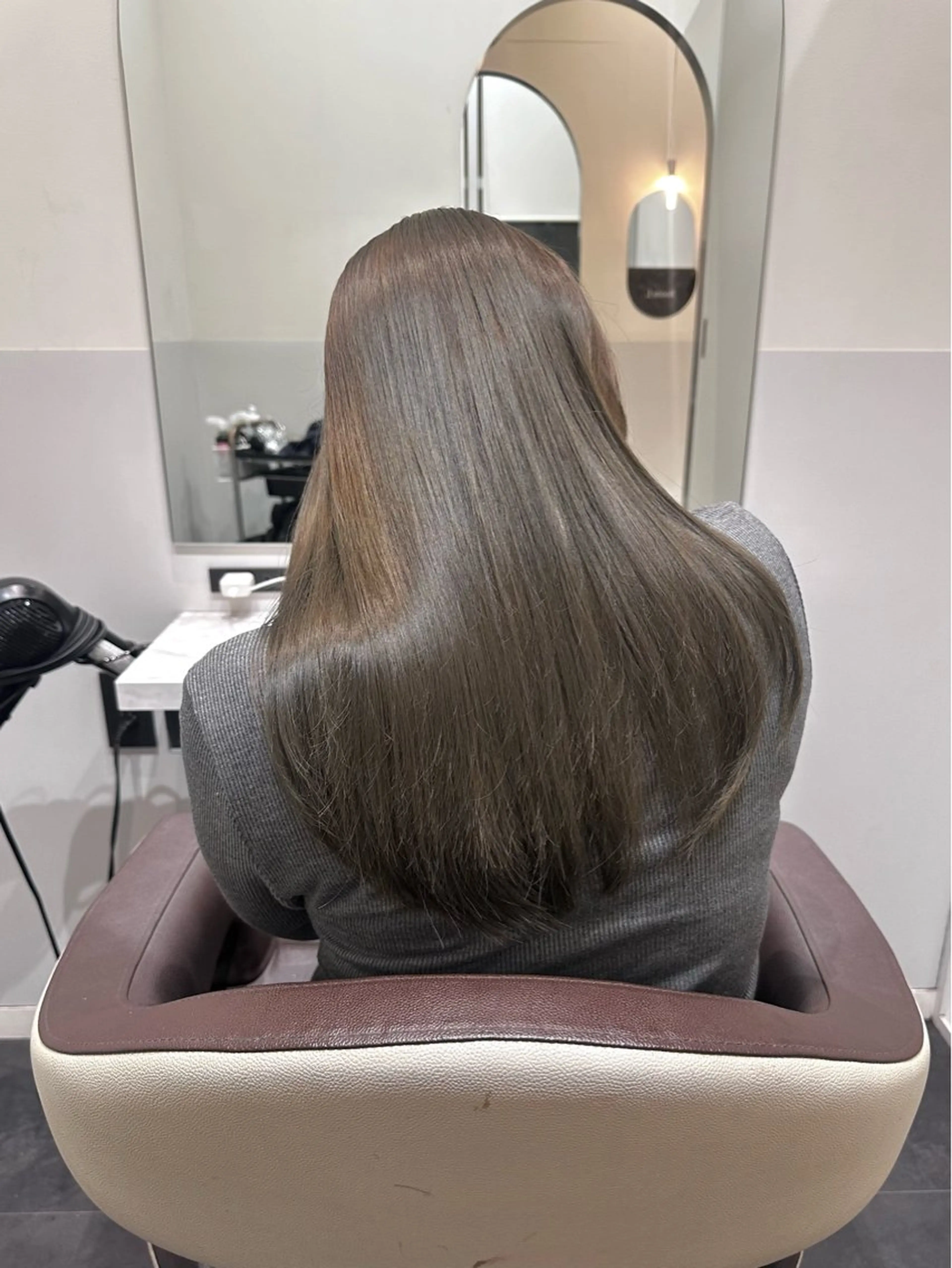 ロング カラー ブリーチ グレージュ ブリーチなしカラー オリーブグレージュ オリーブグレー ヘアカラー トリートメント 矢野 晃平のヘアスタイル