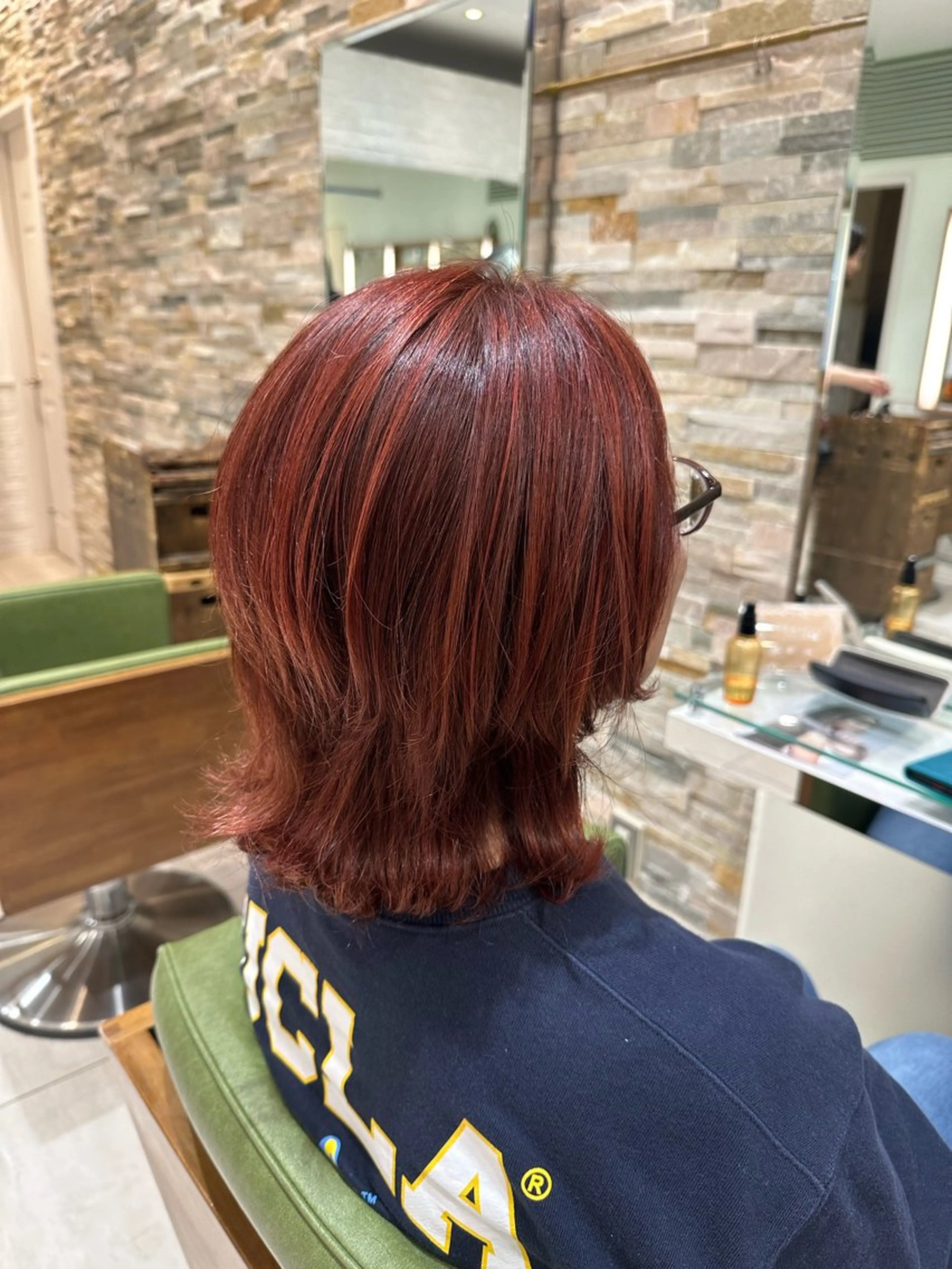 ミディアム カラー ハイライトカラー ピンクカラー レッドカラー くびれヘア ハイライト 若林 美由希のヘアスタイル