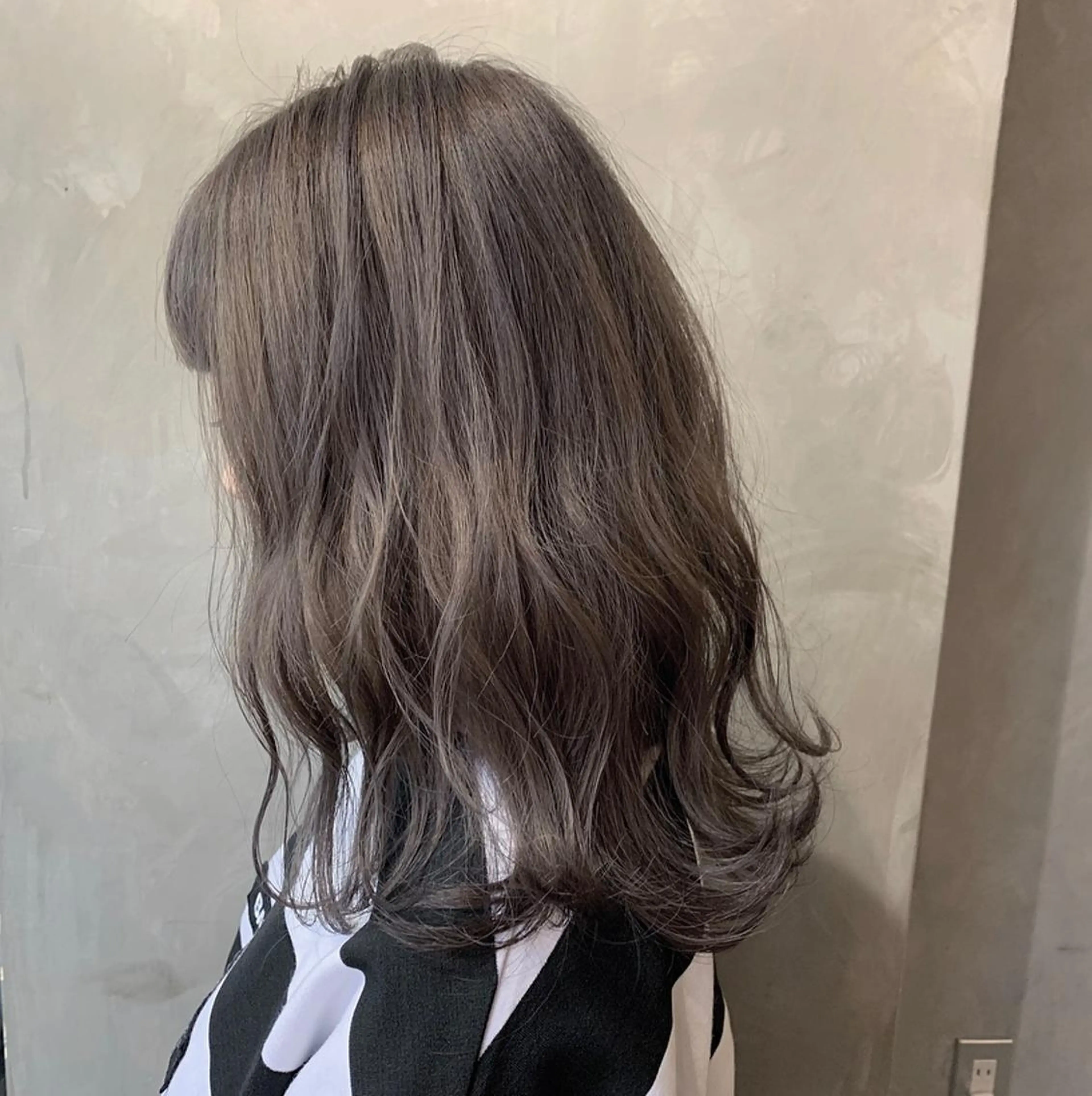 ミディアム カラー グレージュ ヘアカラー 🕊️ HONOKAのヘアスタイル