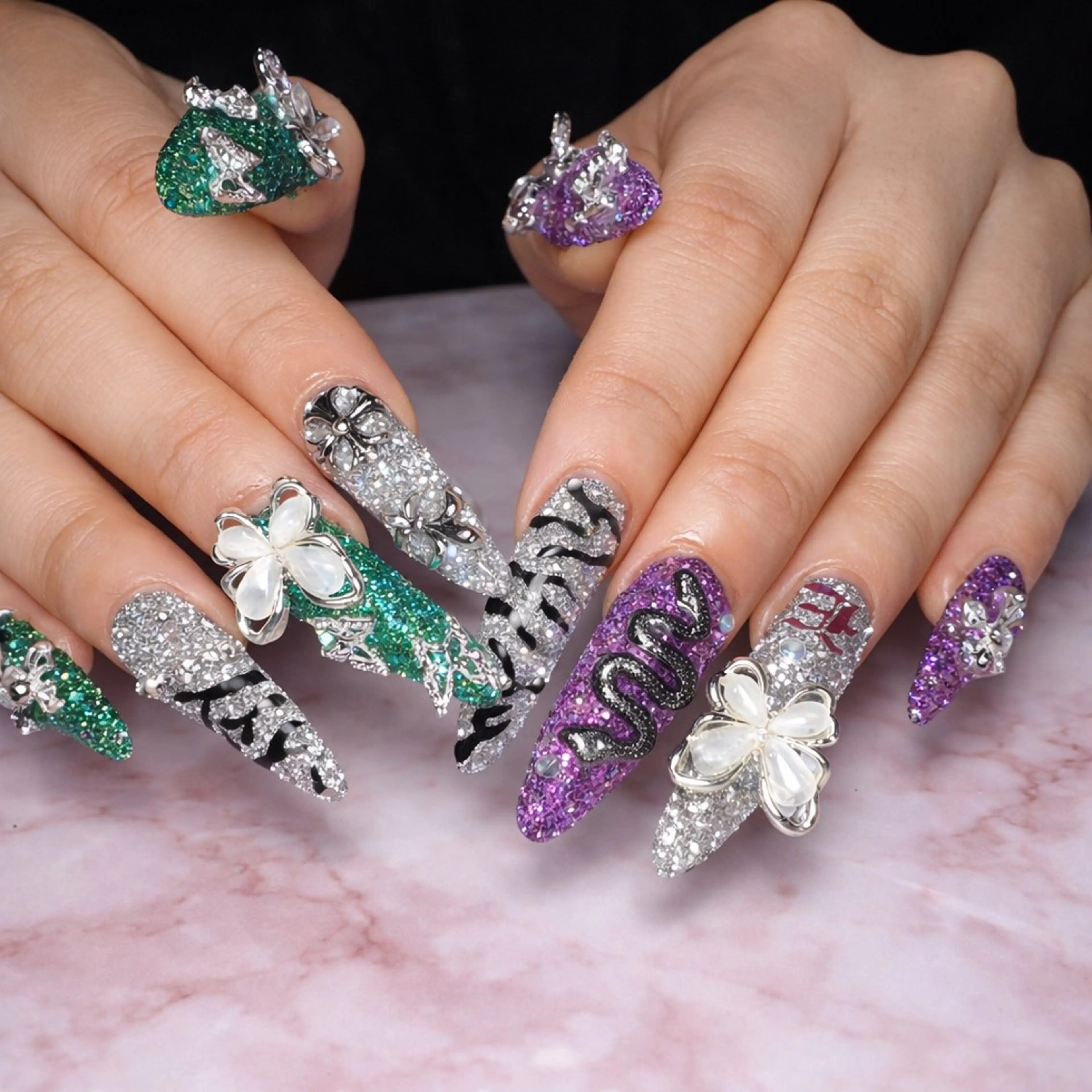 ネイル 成人式 ハンドネイル 松山 碧のエステ・リラクイメージ