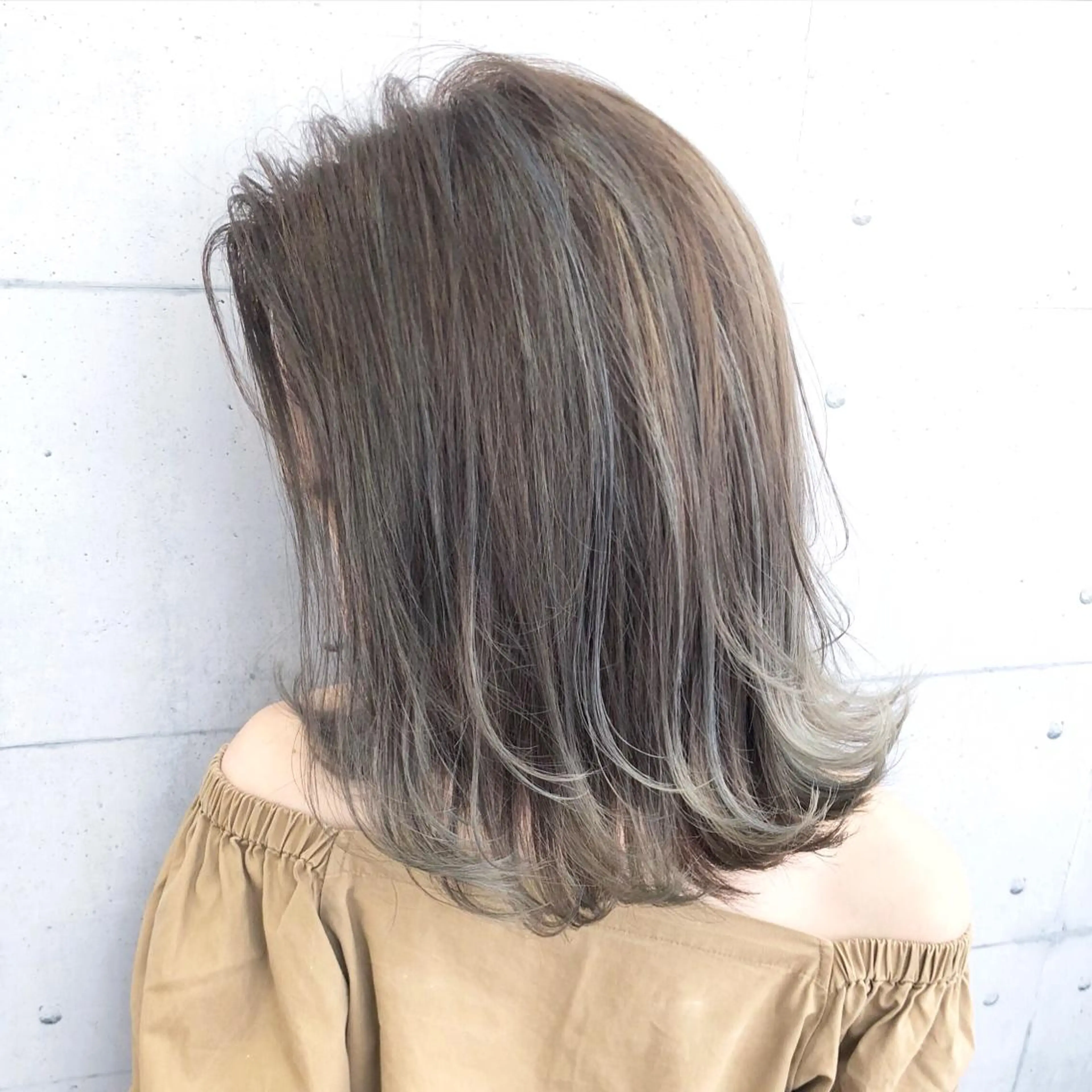 ミディアム カラー グレージュ ハイライトカラー イルミナカラー ハイライト TOMOKA 艶髪/透明感カラーのヘアスタイル