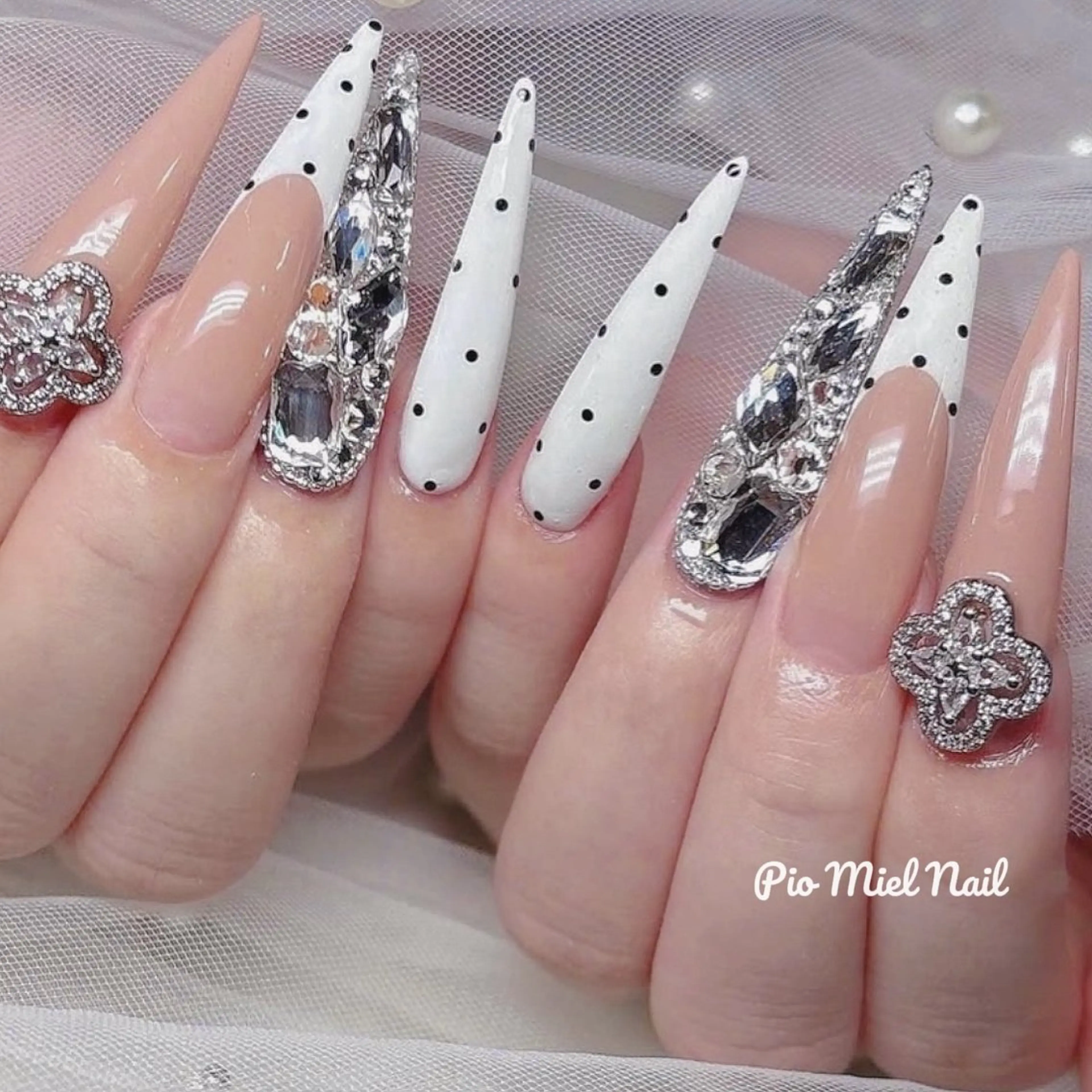 ロング ハンドネイル ハンドケア Pio Mielのネイルデザイン
