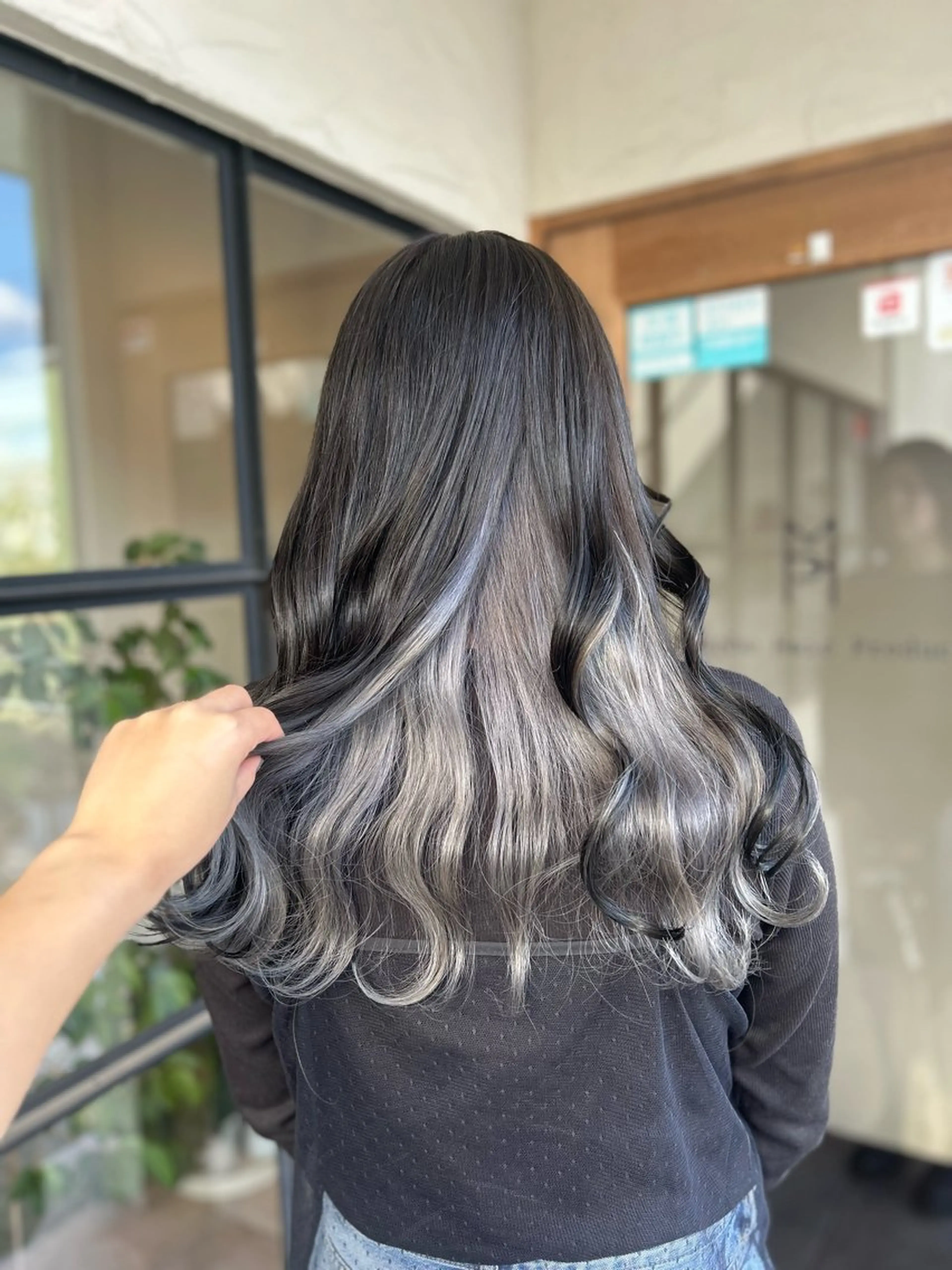 ロング カラー ブリーチ インナーカラー シルバー 井上 花音のヘアスタイル